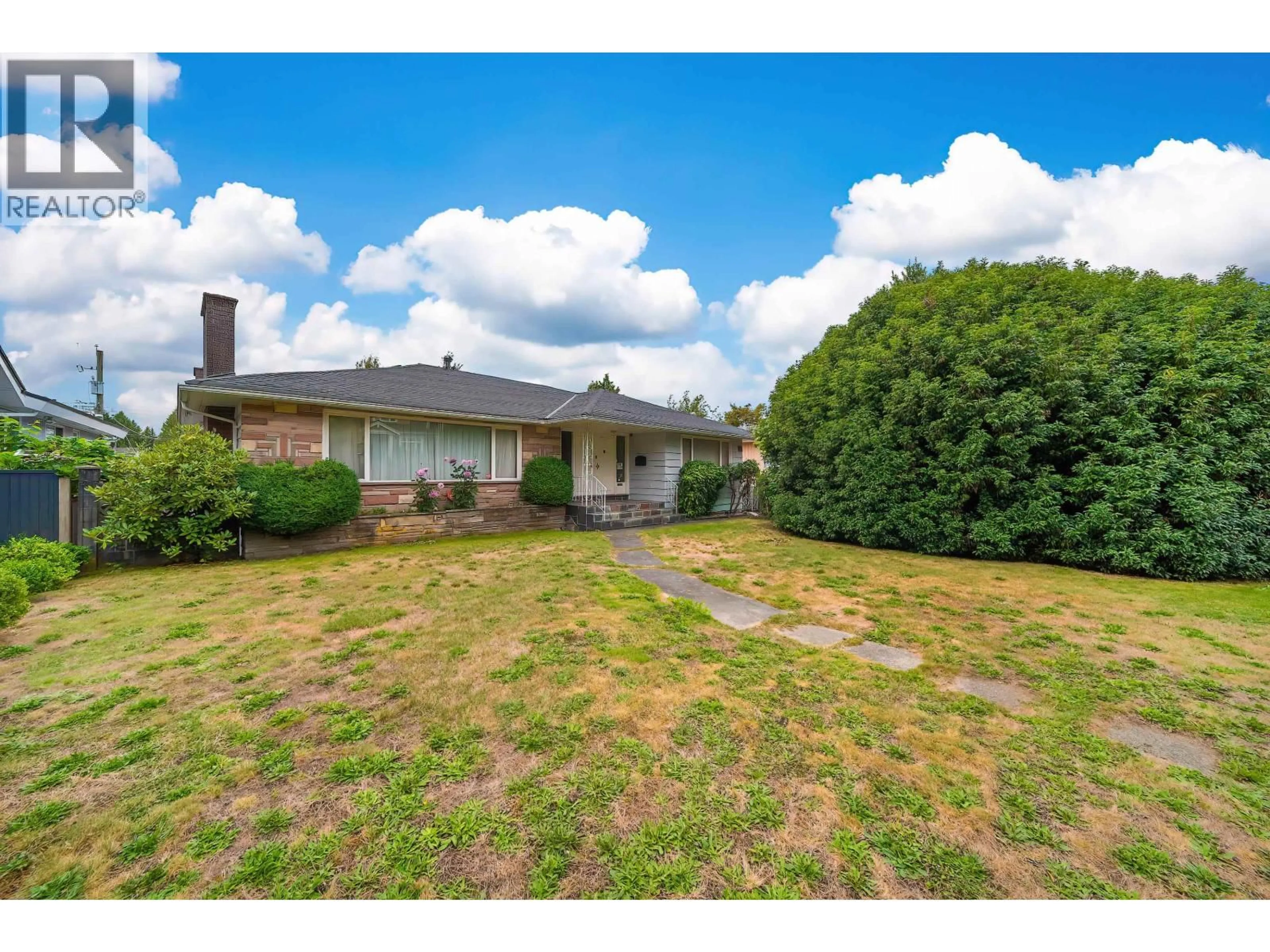 A pic from outside/outdoor area/front of a property/back of a property/a pic from drone, street for 676 53RD AVENUE, Vancouver British Columbia V6P1K3