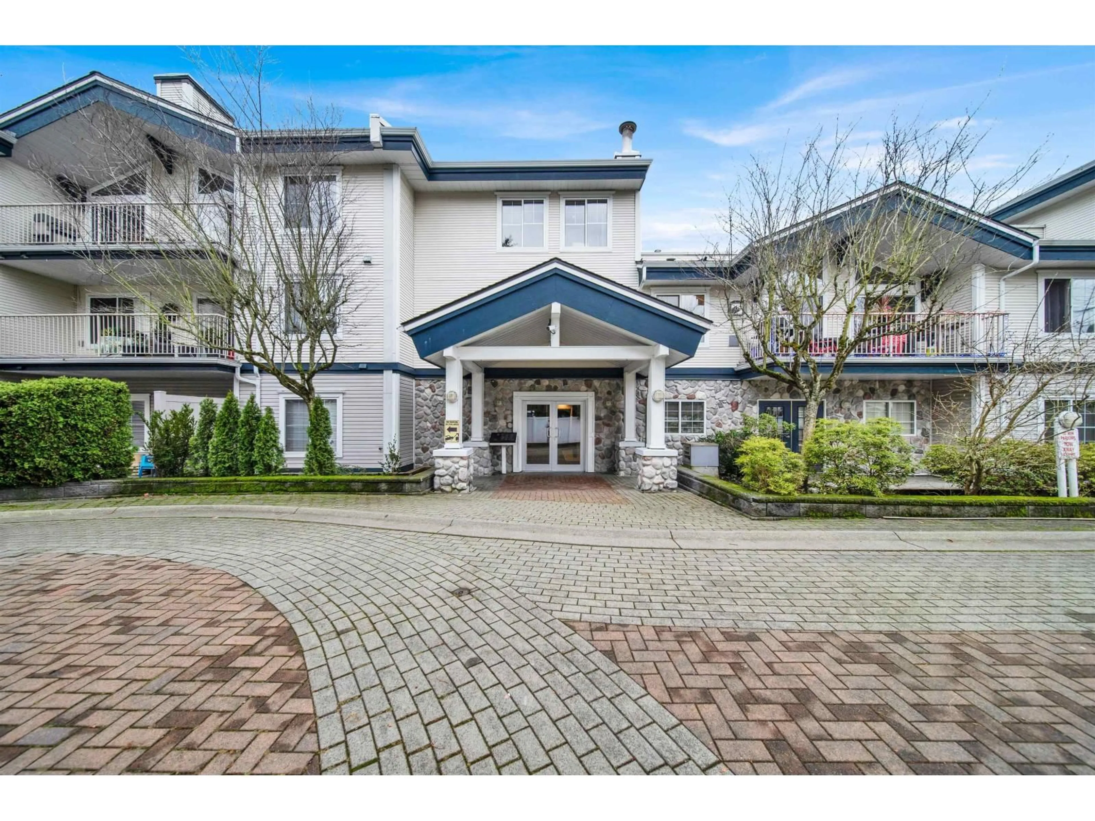 Indoor foyer for 209 - 15298 20 AVENUE, Surrey British Columbia V4A2A3