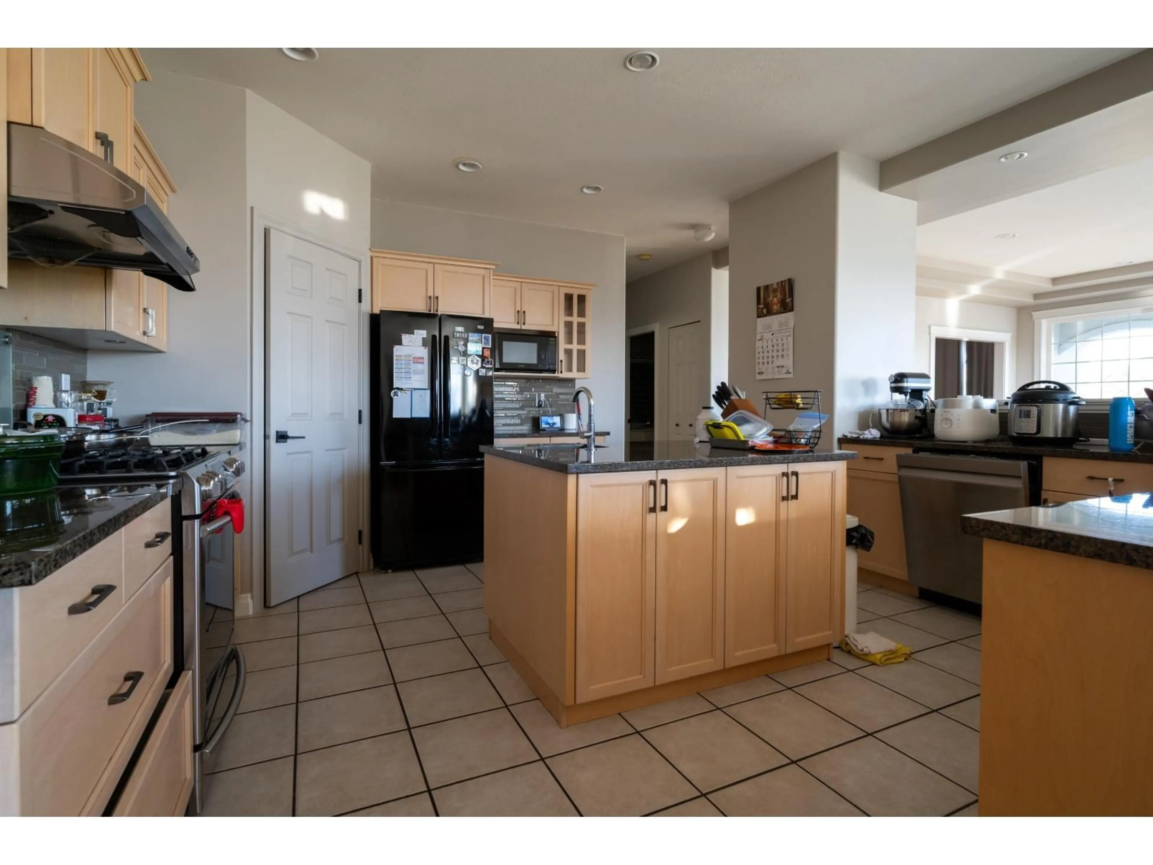 Open concept kitchen, ceramic/tile floor for 36010 SPYGLASS COURT, Abbotsford British Columbia V3G2W7
