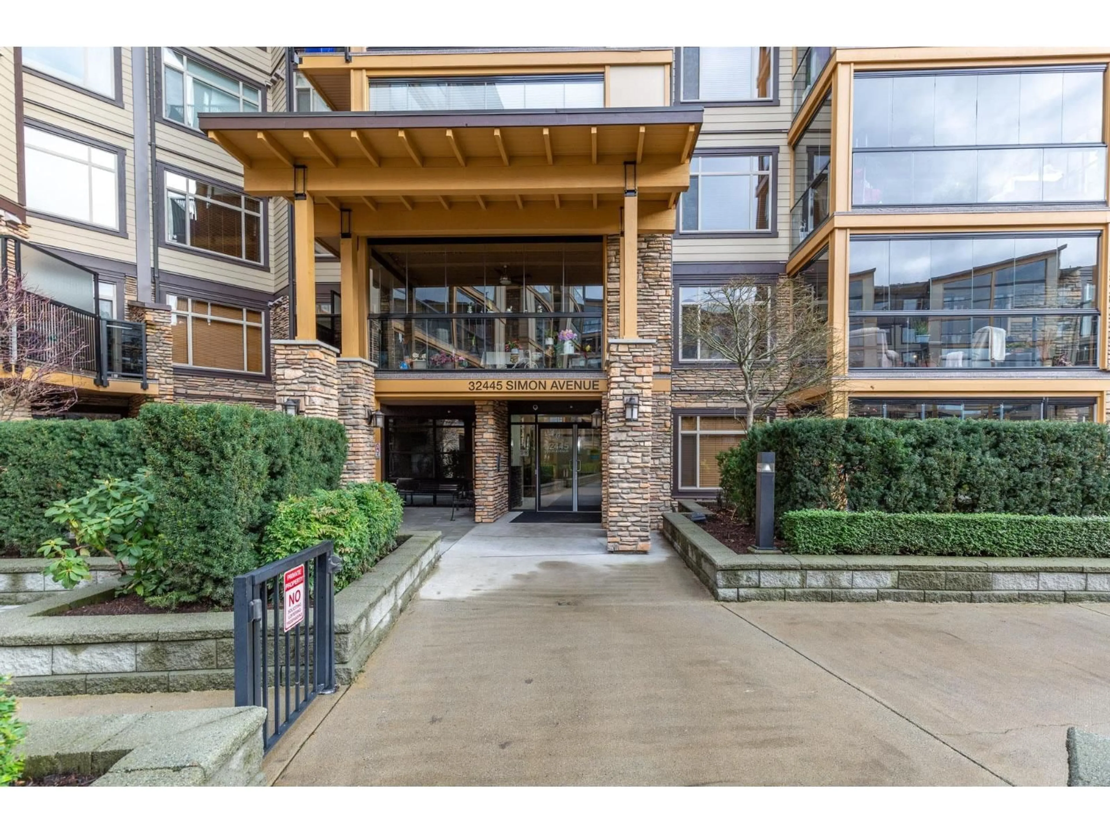 Indoor foyer for 620 - 32445 SIMON AVENUE, Abbotsford British Columbia V2T0G7
