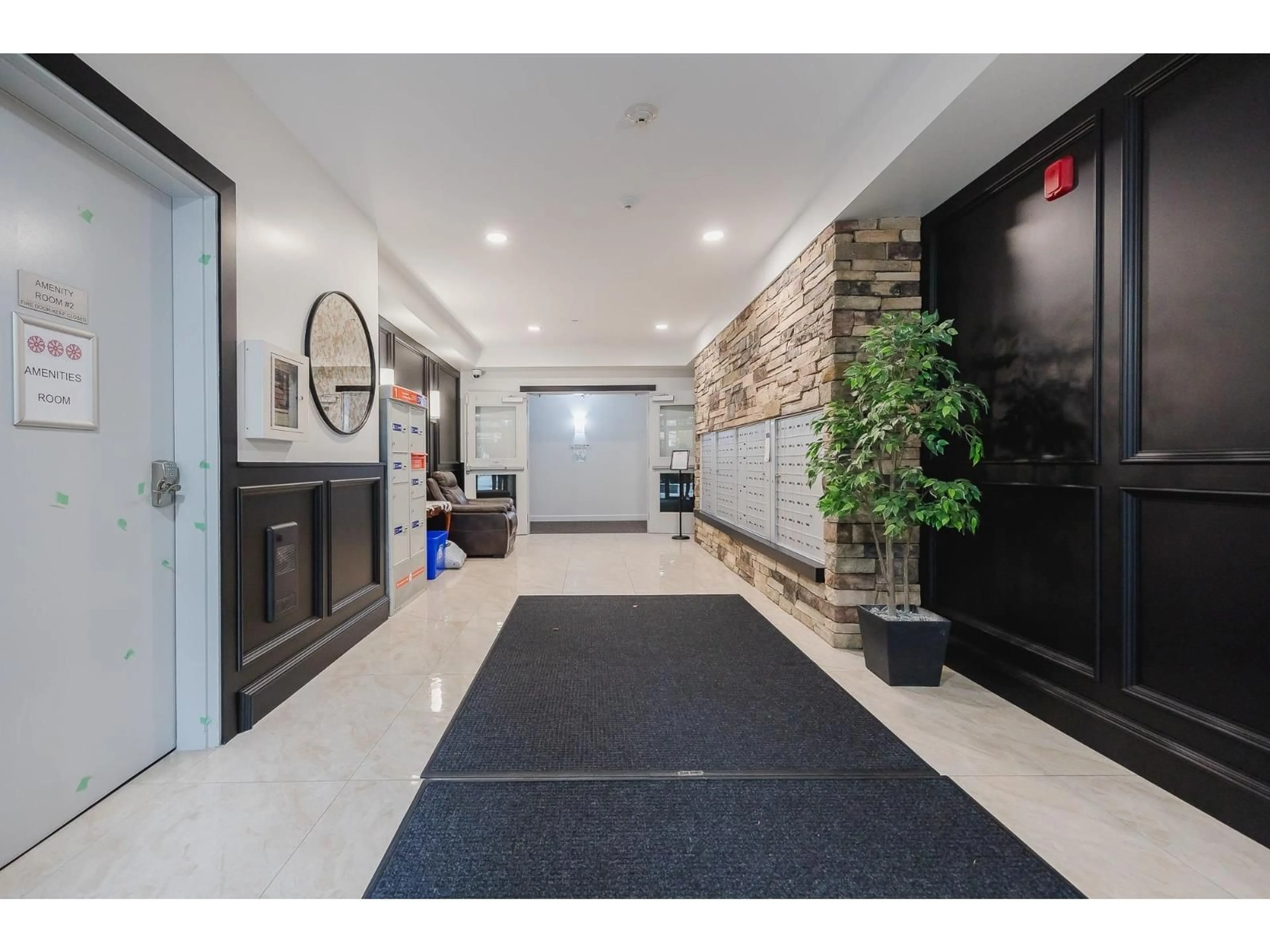 Indoor foyer for 620 - 32445 SIMON AVENUE, Abbotsford British Columbia V2T0G7