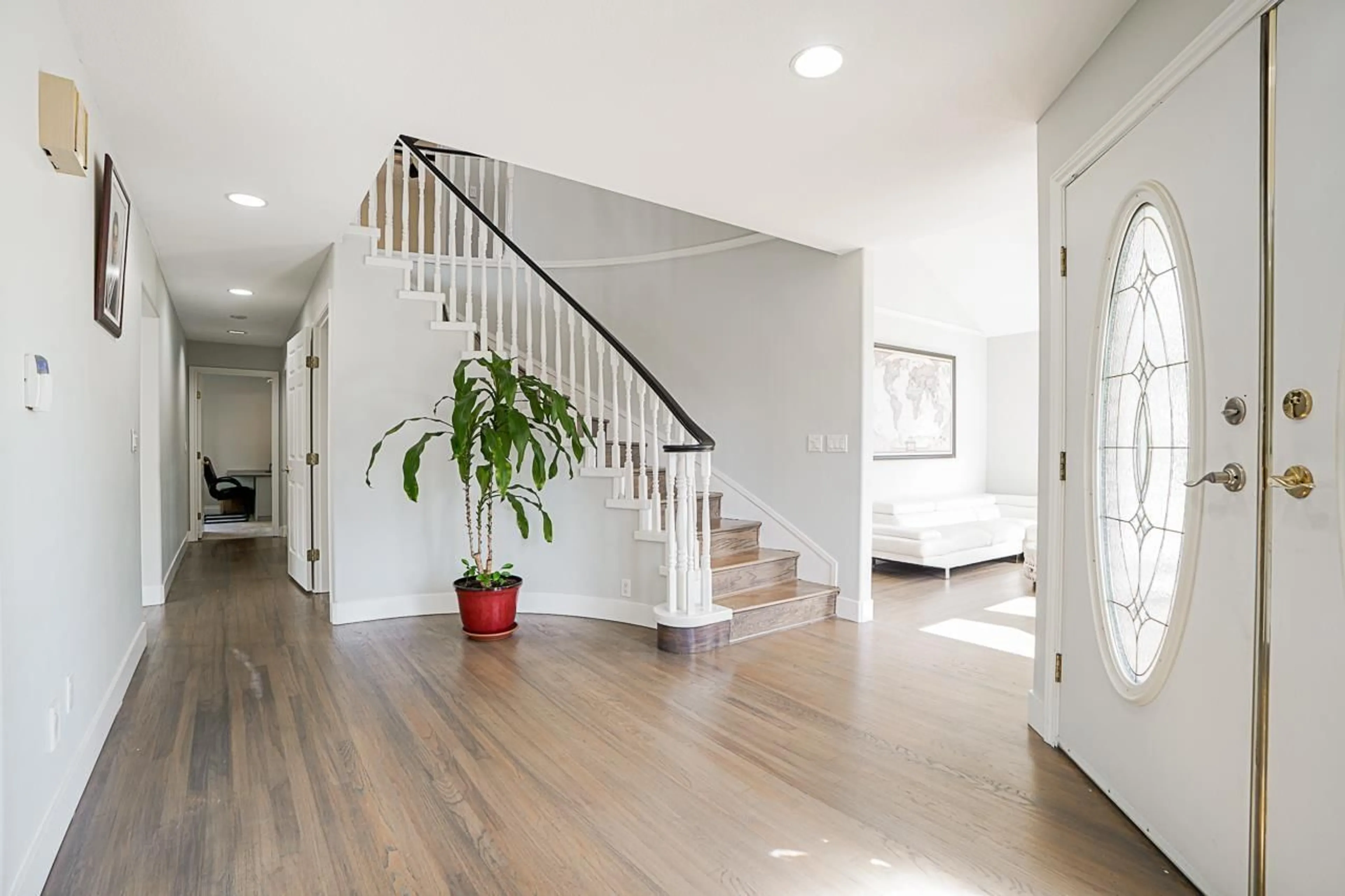 Indoor entryway for 18467 55 AVENUE, Surrey British Columbia V3S8S1