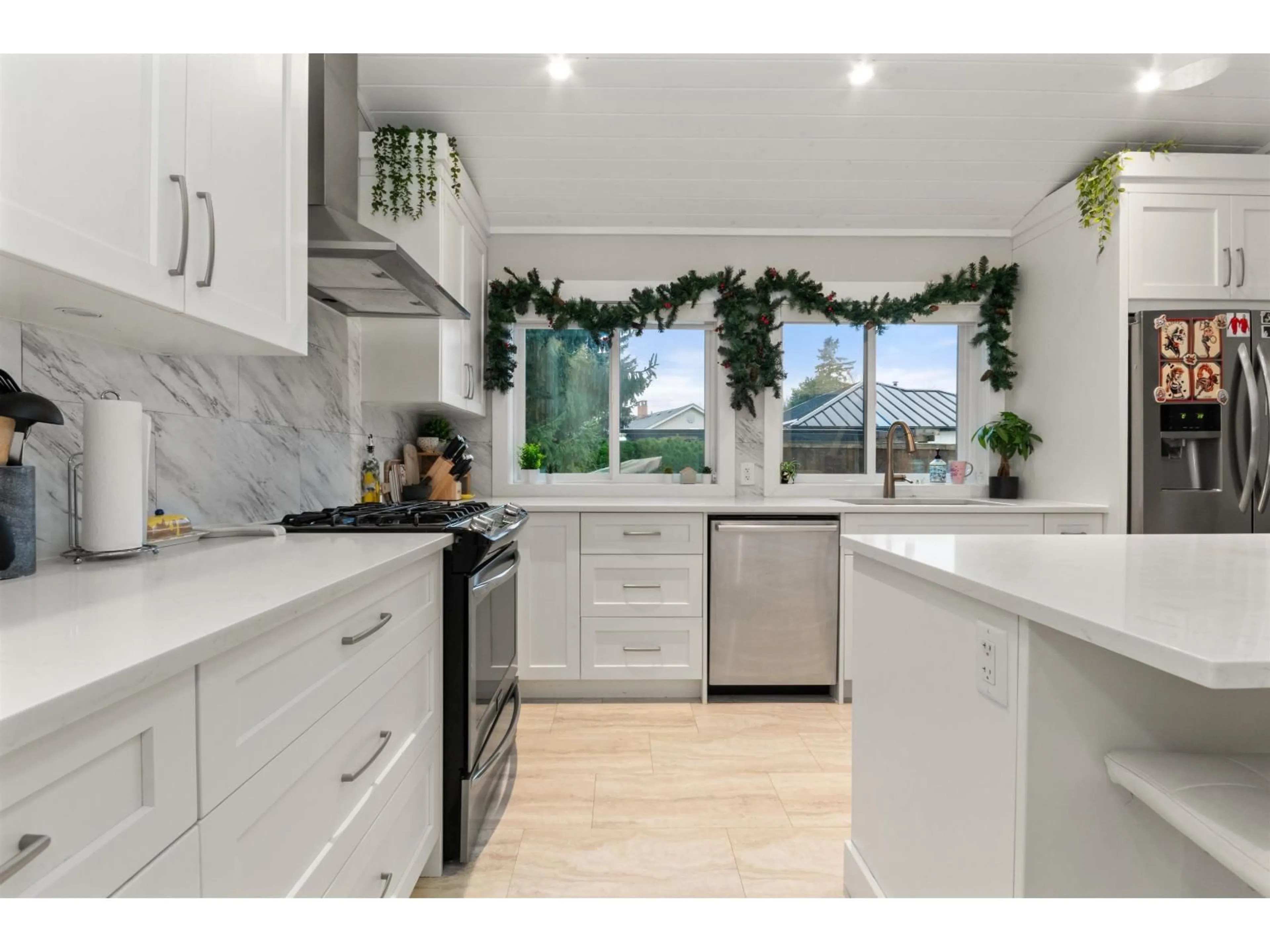 Contemporary kitchen, ceramic/tile floor for 46022 CLARKE DRIVE, Chilliwack British Columbia V2P3N6