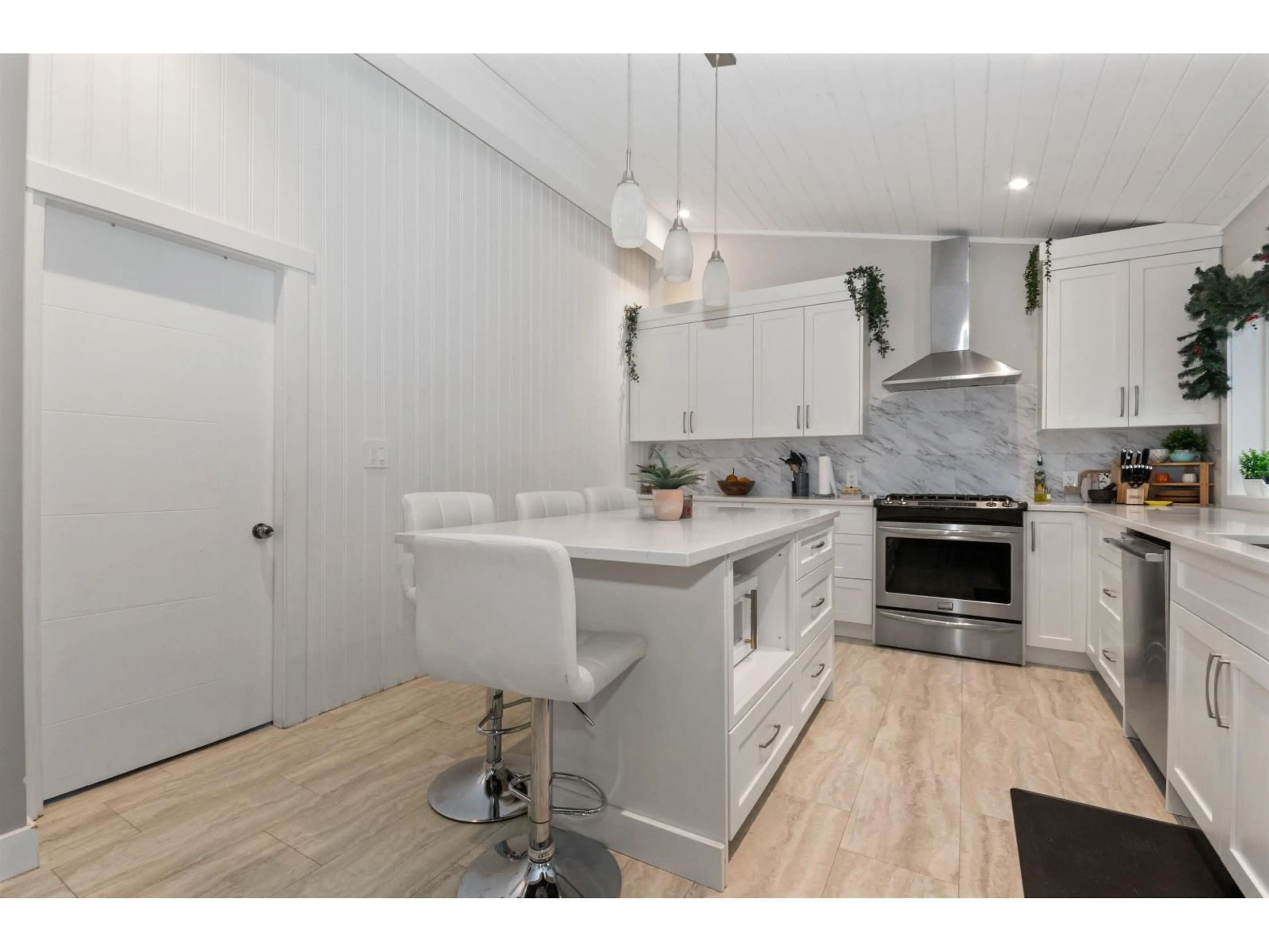 Open concept kitchen, wood/laminate floor for 46022 CLARKE DRIVE, Chilliwack British Columbia V2P3N6