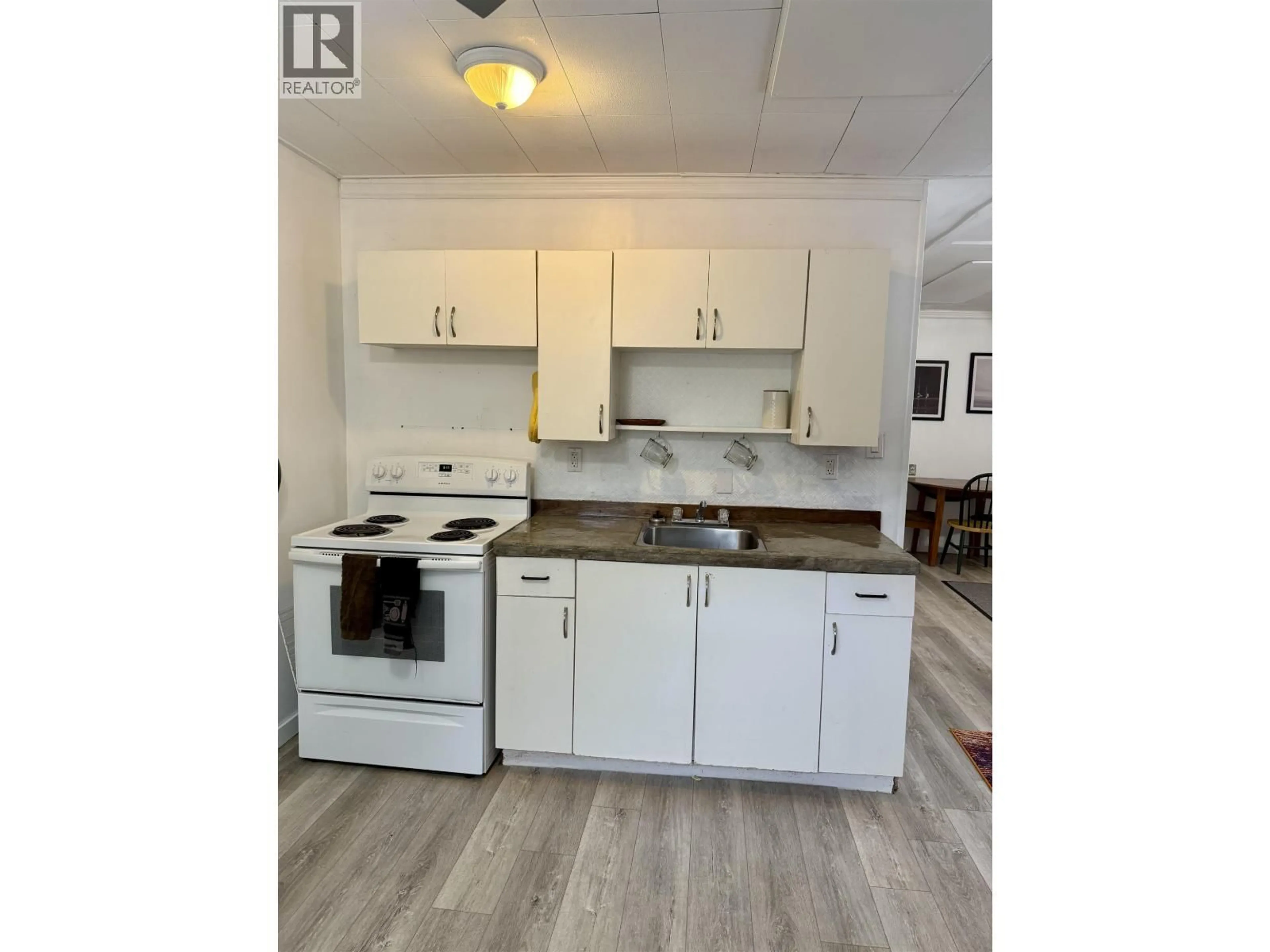 Standard kitchen, wood/laminate floor for 267 MACKENZIE 20 HIGHWAY, Bella Coola British Columbia V0T1H0