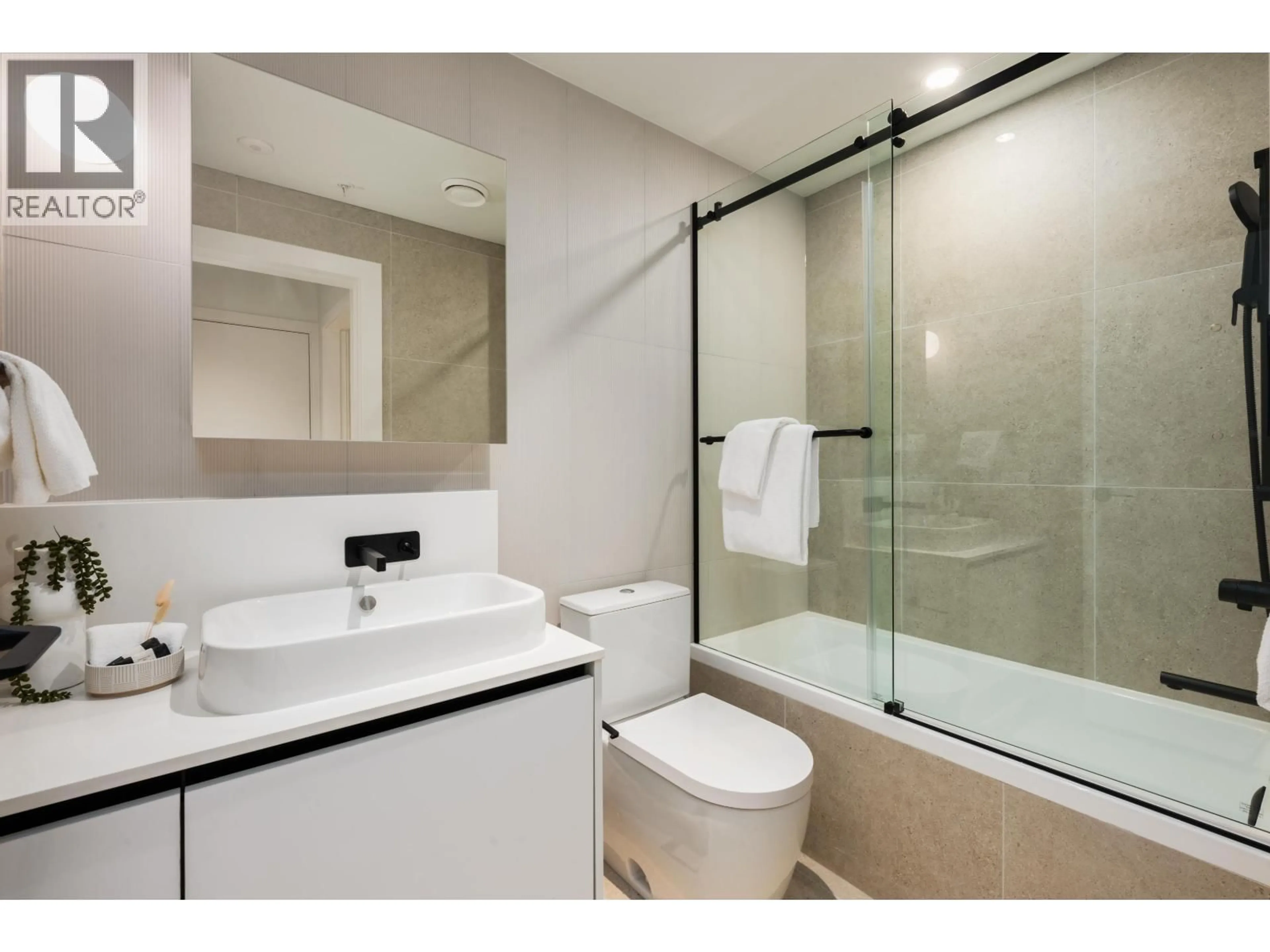Standard bathroom, ceramic/tile floor for 103 - 469 28TH AVENUE, Vancouver British Columbia V5Y0P2