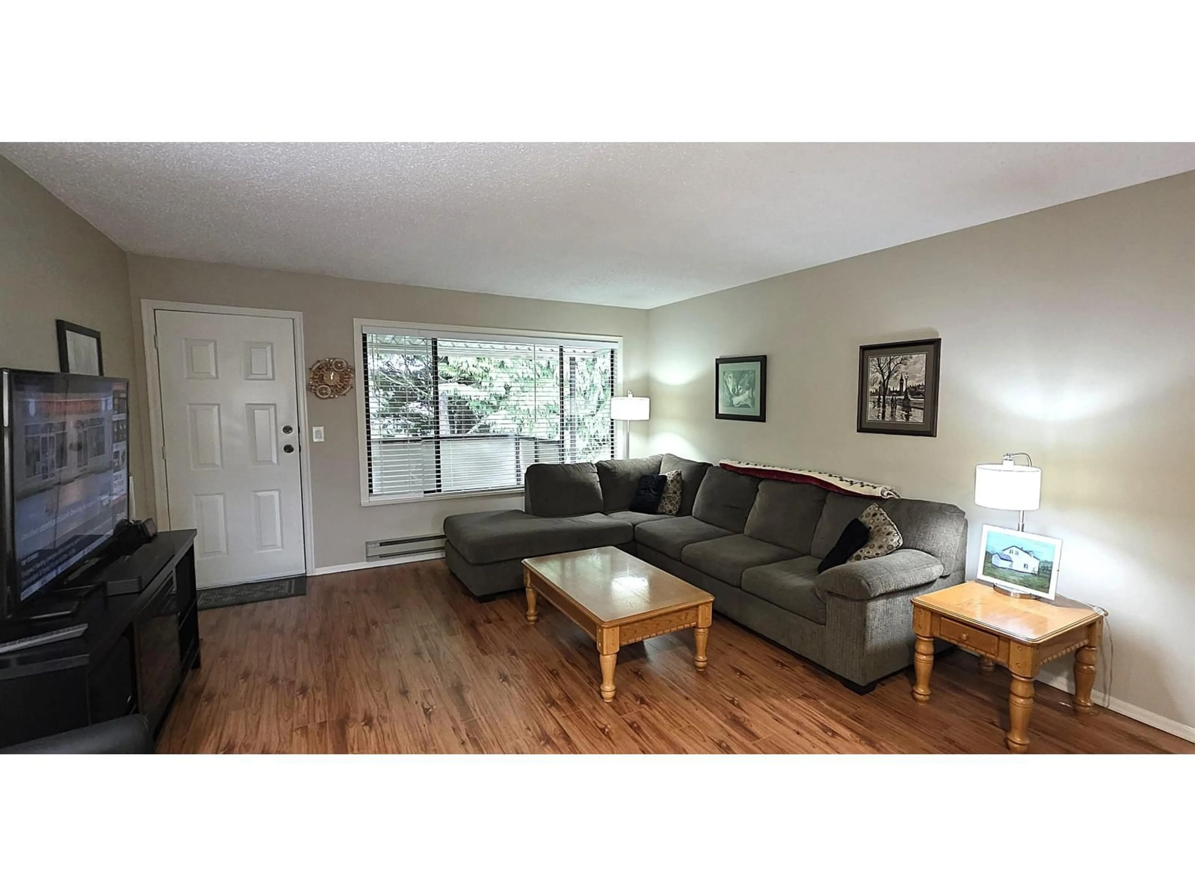 Living room with furniture, wood/laminate floor for 8 - 32959 GEORGE FERGUSON WAY, Abbotsford British Columbia V2S7W9