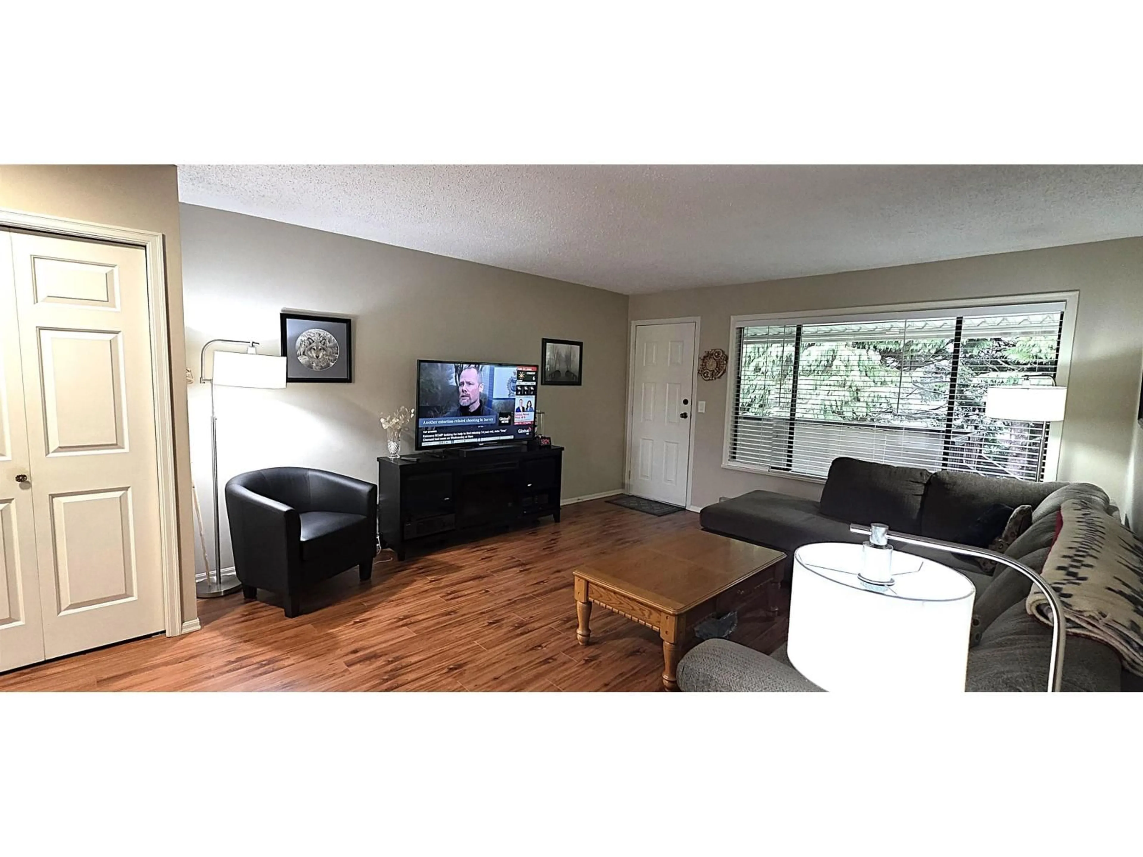 Living room with furniture, wood/laminate floor for 8 - 32959 GEORGE FERGUSON WAY, Abbotsford British Columbia V2S7W9