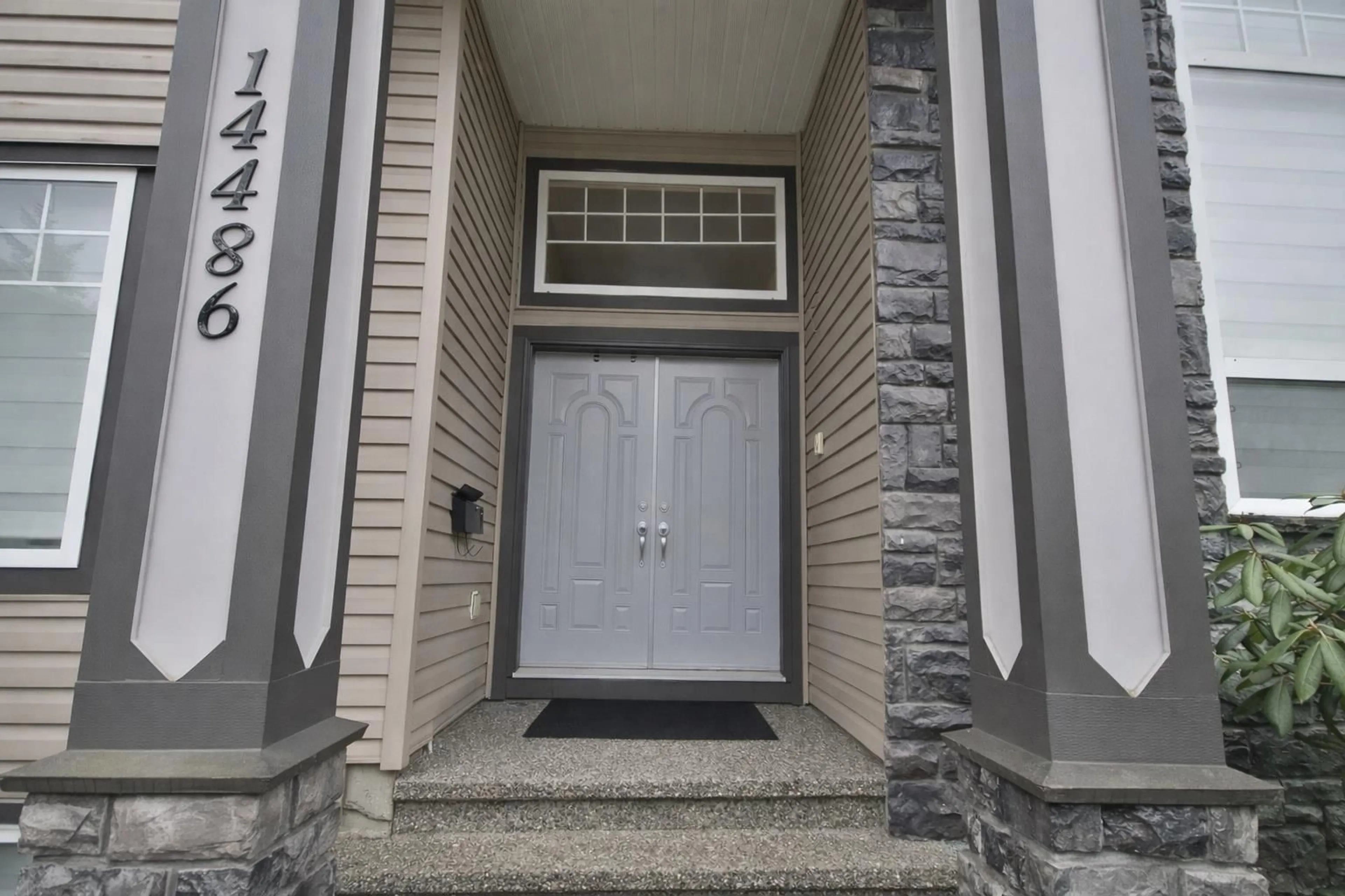 Indoor foyer for 14486 74A AVENUE, Surrey British Columbia V3S0S3