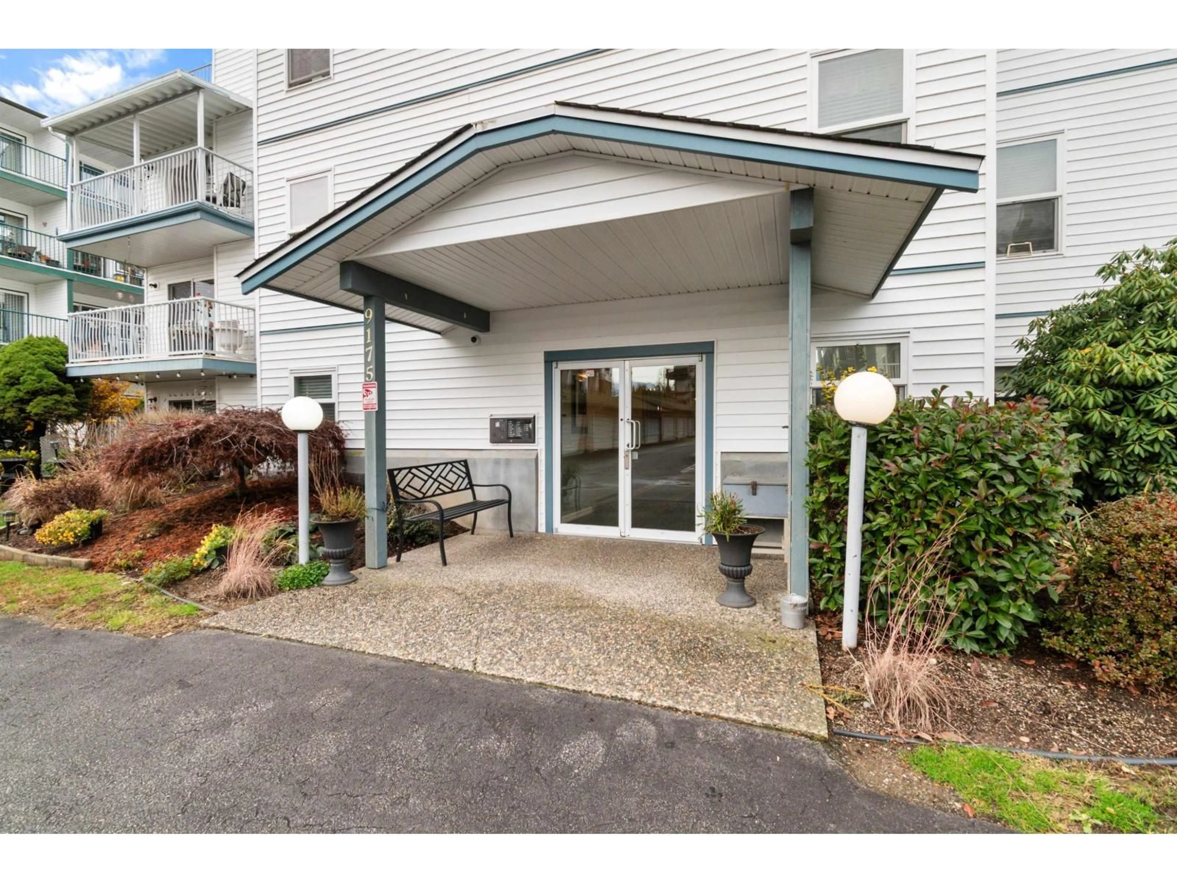 Indoor foyer for 301 - 9175 EDWARD STREET, Chilliwack British Columbia V2P4C5