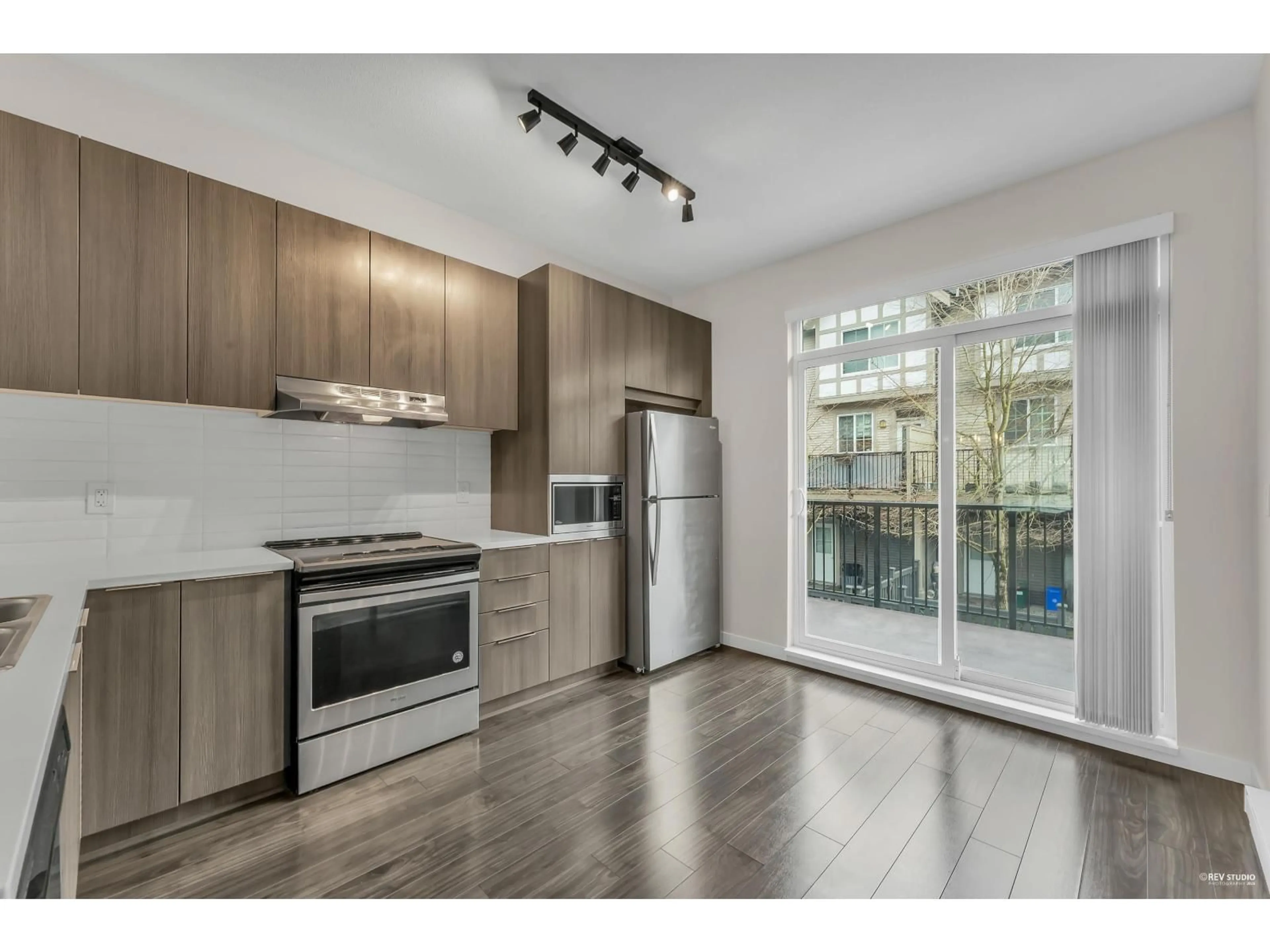 Open concept kitchen, wood/laminate floor for 25 - 30930 WESTRIDGE PLACE, Abbotsford British Columbia V2T0H6