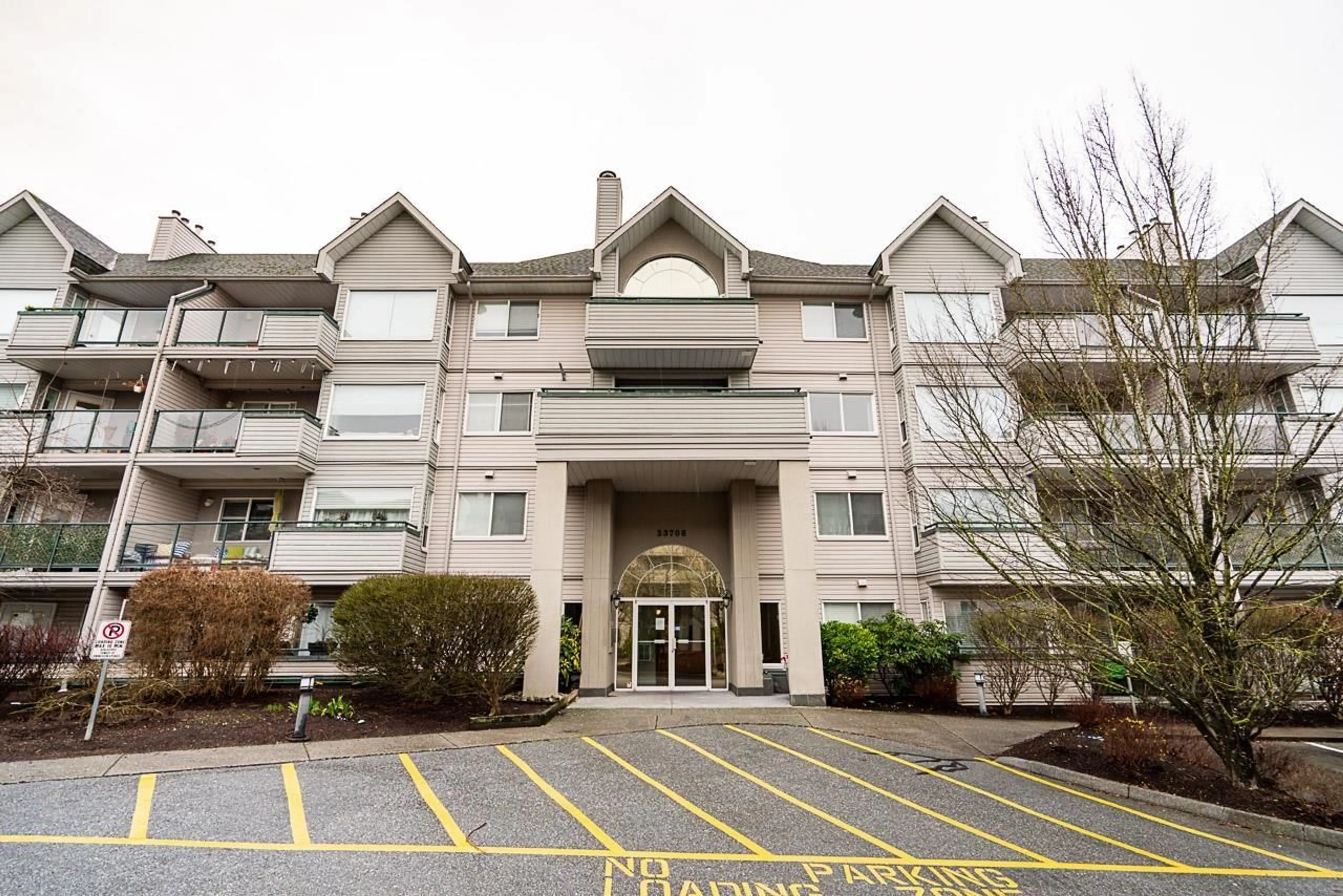 Indoor foyer for 111 - 33708 KING ROAD, Abbotsford British Columbia V2S8C6