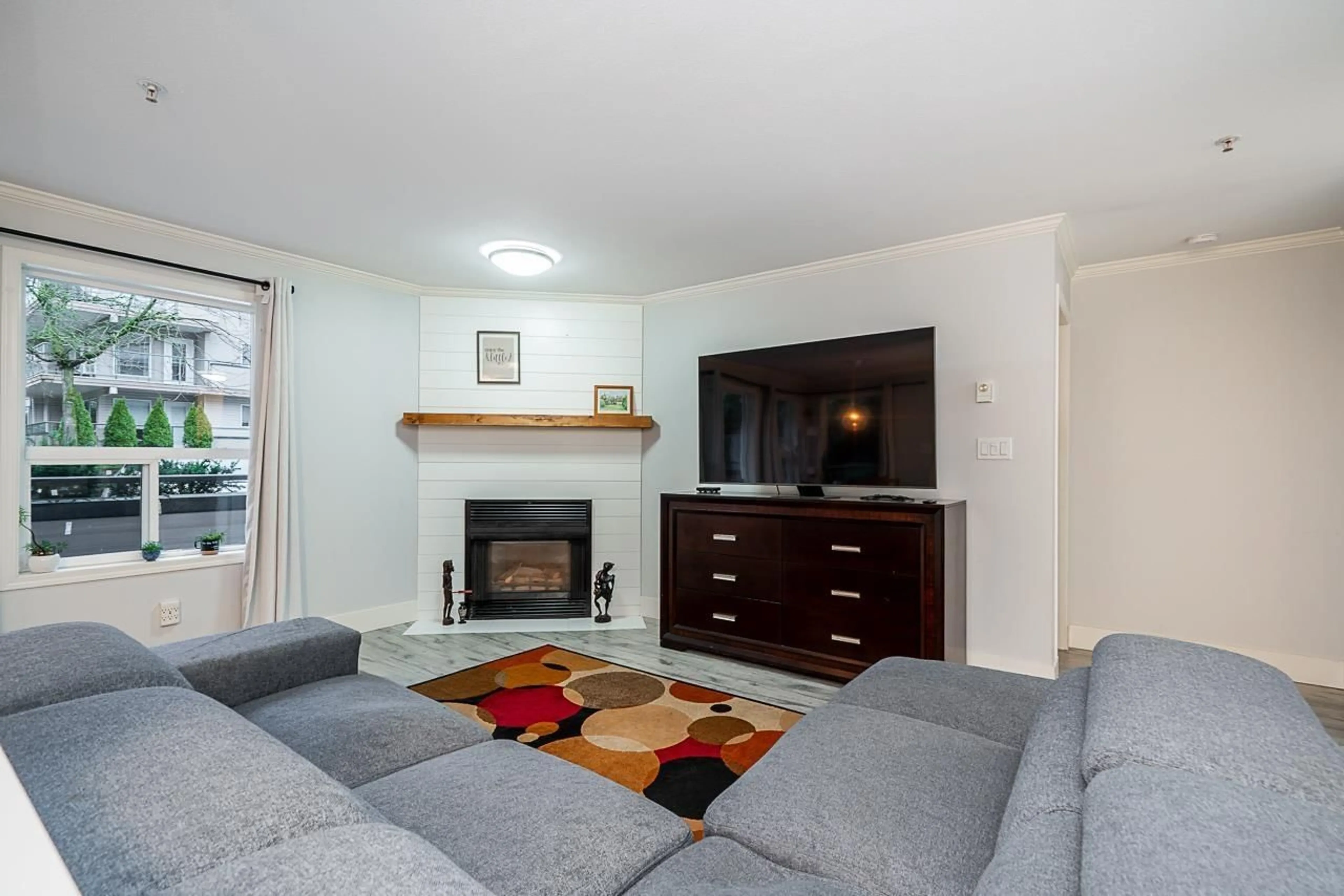 Living room with furniture, wood/laminate floor for 111 - 33708 KING ROAD, Abbotsford British Columbia V2S8C6