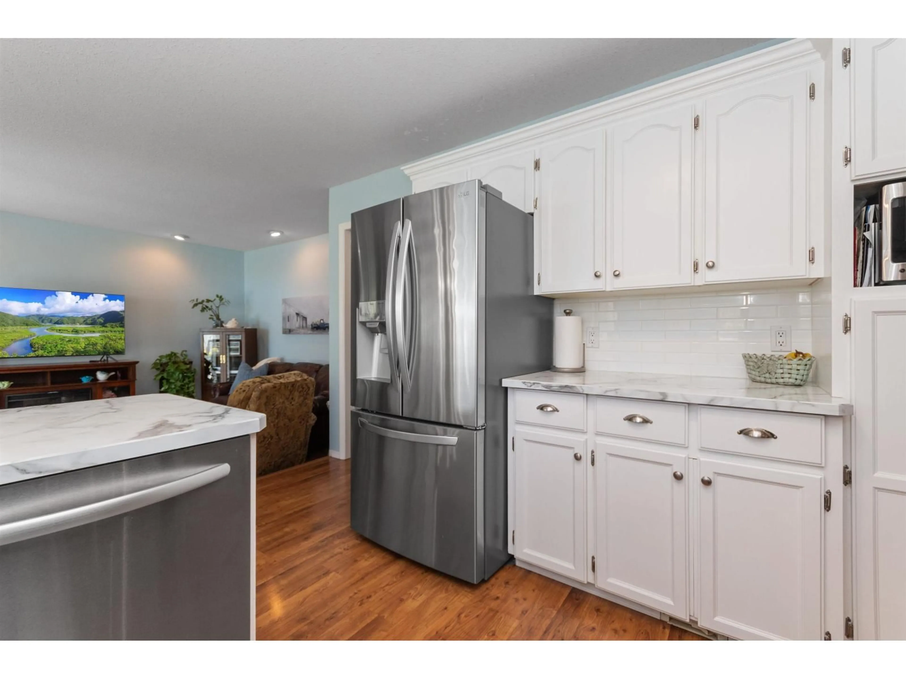 Open concept kitchen, wood/laminate floor for 6695 BEAUFORT ROAD, Chilliwack British Columbia V2R2C5