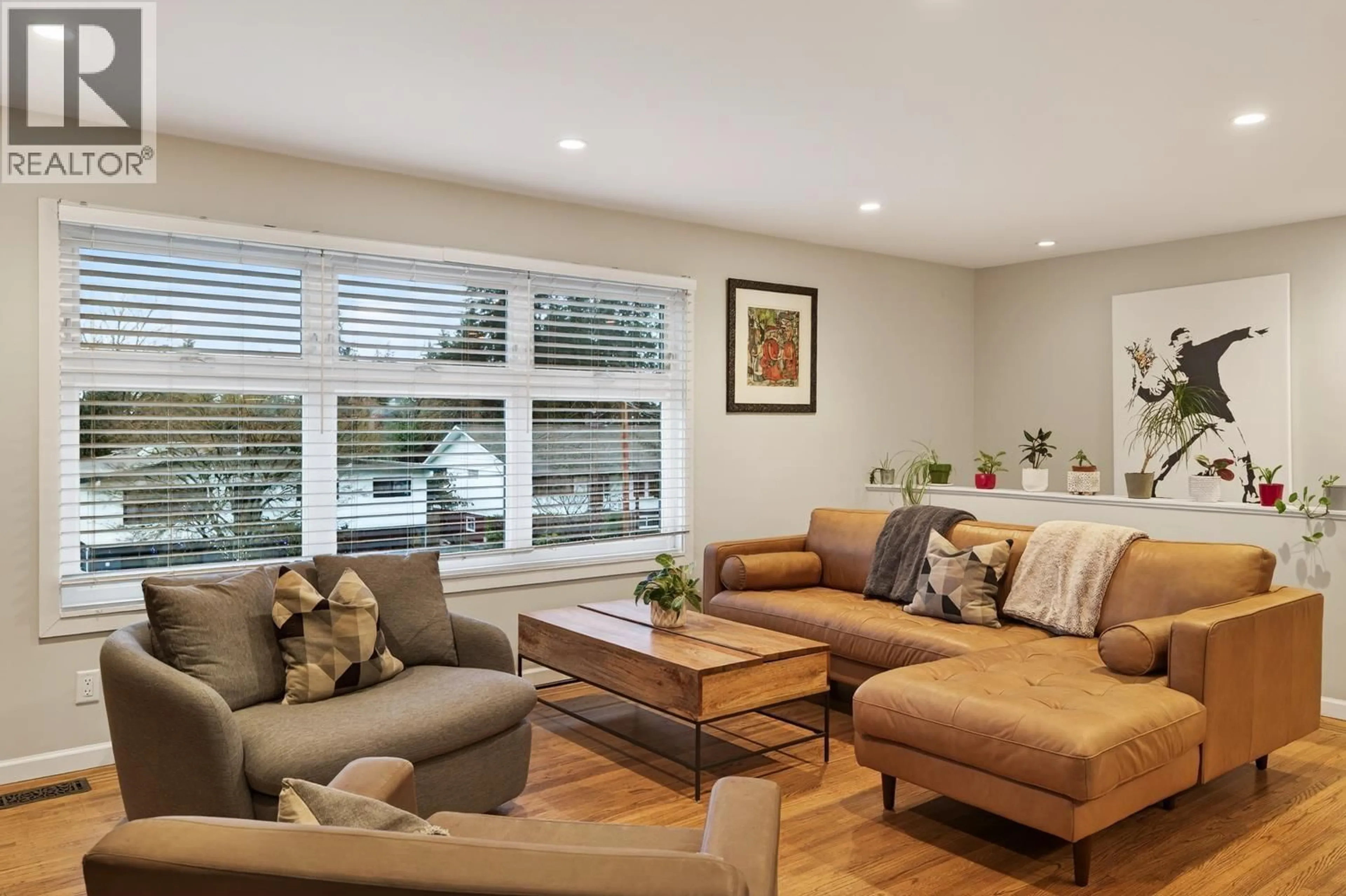 Living room with furniture, wood/laminate floor for 2568 CARNATION STREET, North Vancouver British Columbia V7H1H5