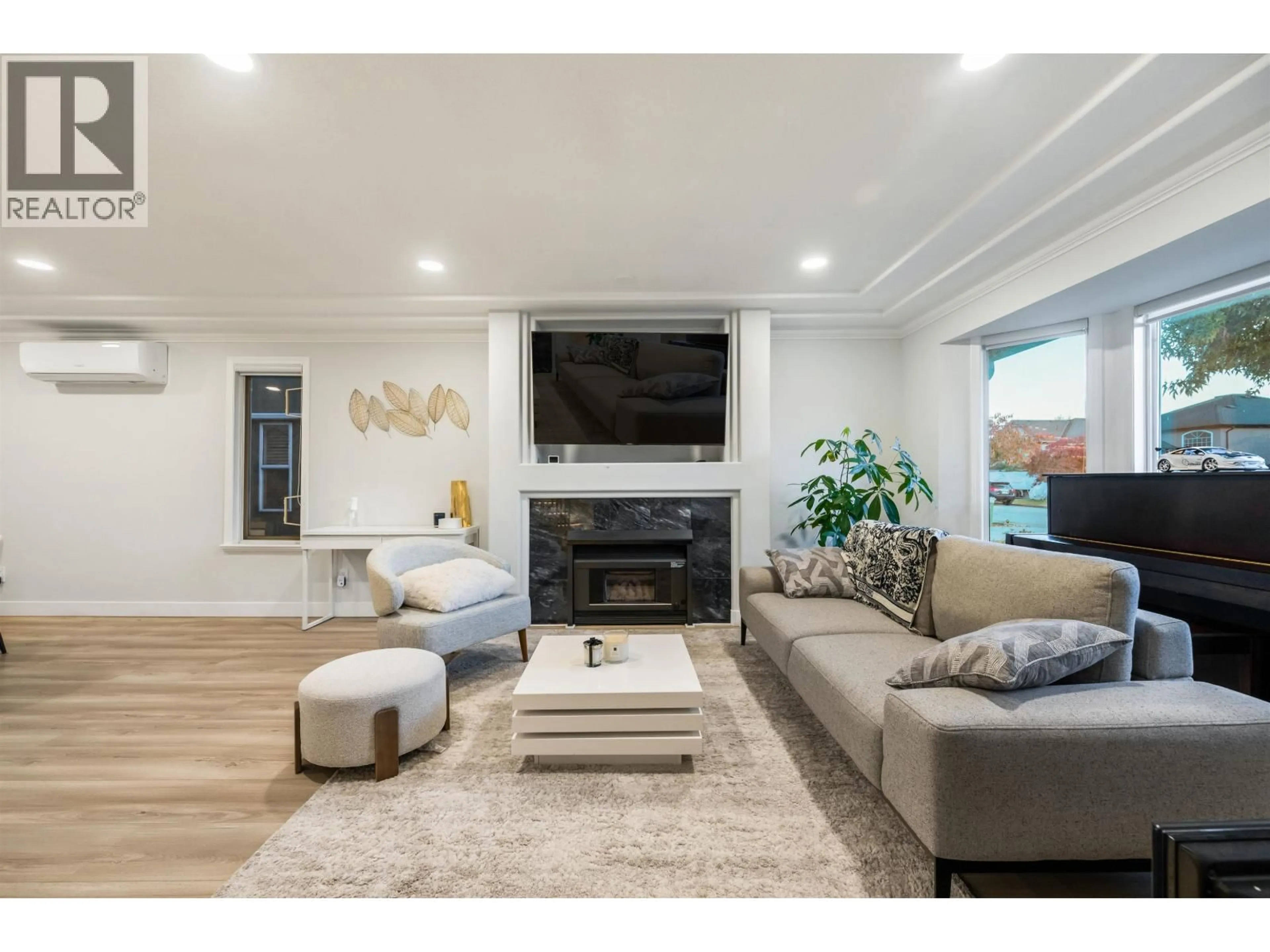 Living room with furniture, wood/laminate floor for 22531 MCCLINTON AVENUE, Richmond British Columbia V6V2P8