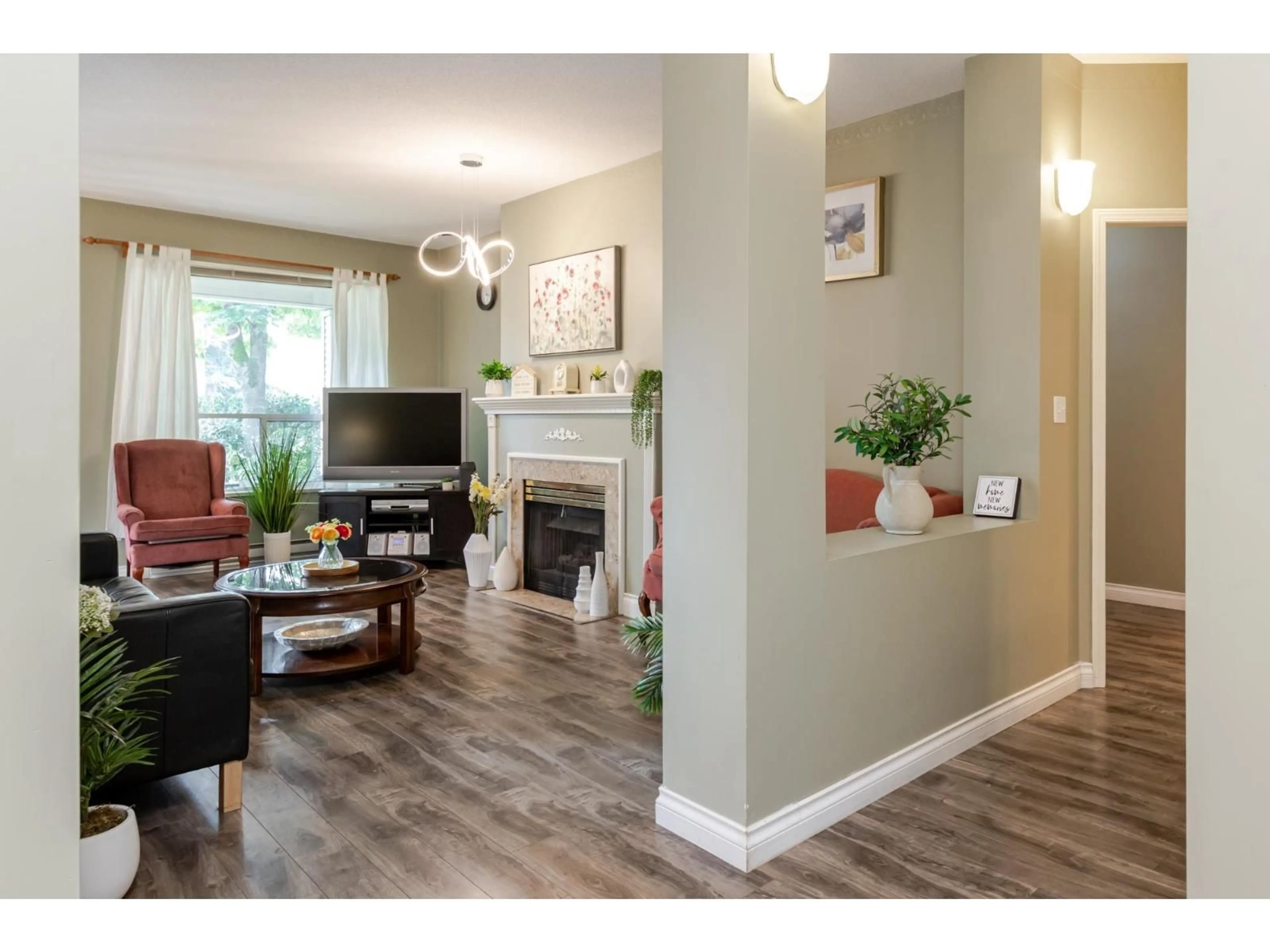 Living room with furniture, wood/laminate floor for 21 - 10038 150 STREET, Surrey British Columbia V3R0M8