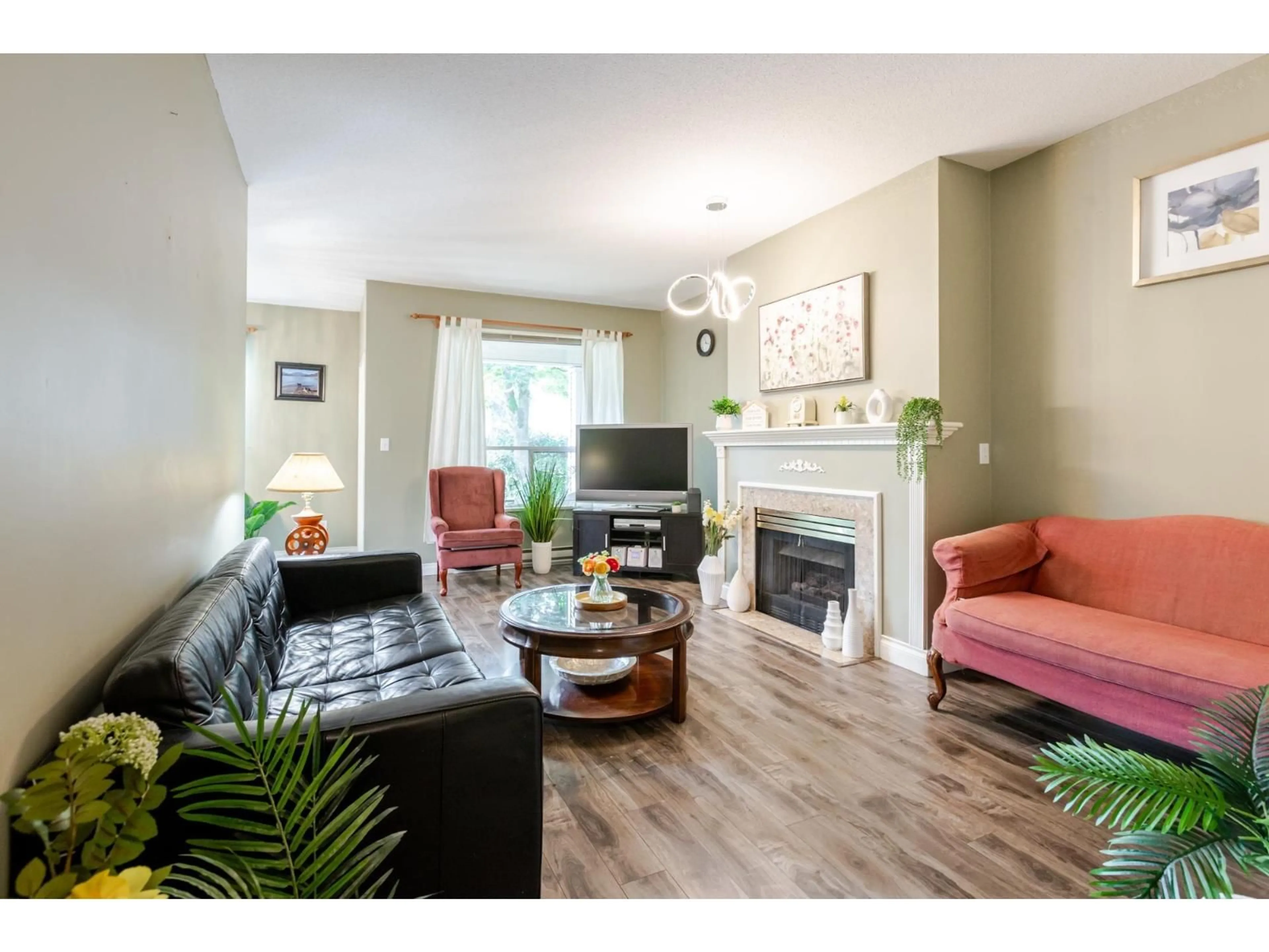 Living room with furniture, wood/laminate floor for 21 - 10038 150 STREET, Surrey British Columbia V3R0M8