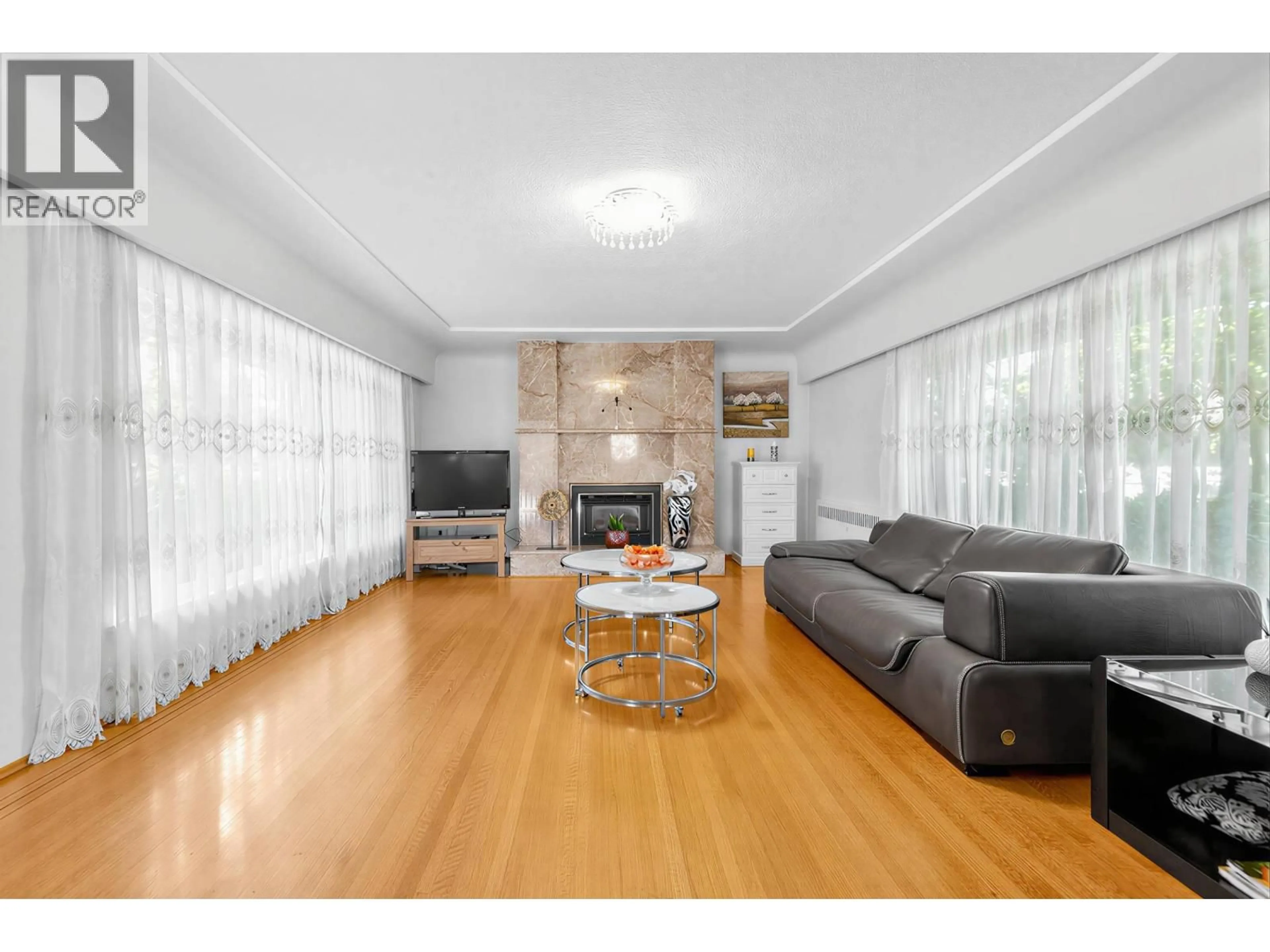Living room with furniture, wood/laminate floor for 8295 ANGUS DRIVE, Vancouver British Columbia V6P5L1