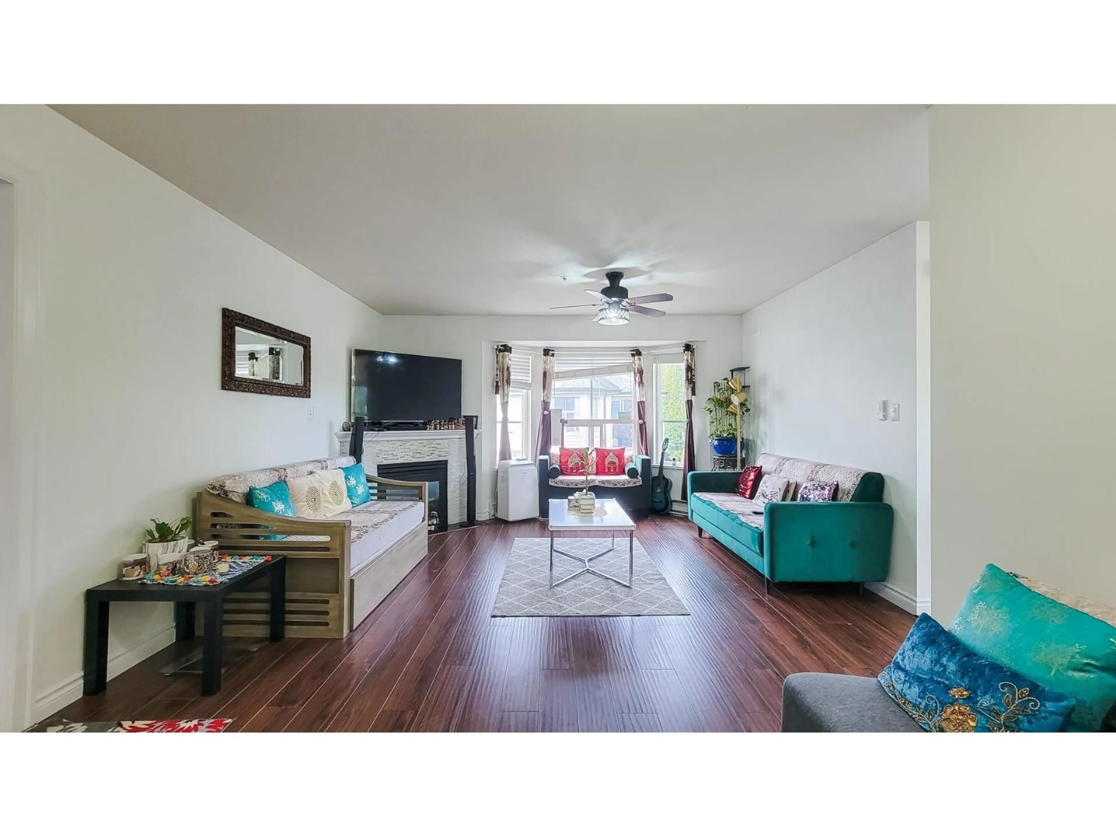 Living room with furniture, wood/laminate floor for 303 - 12769 72 AVENUE, Surrey British Columbia V3W2M7