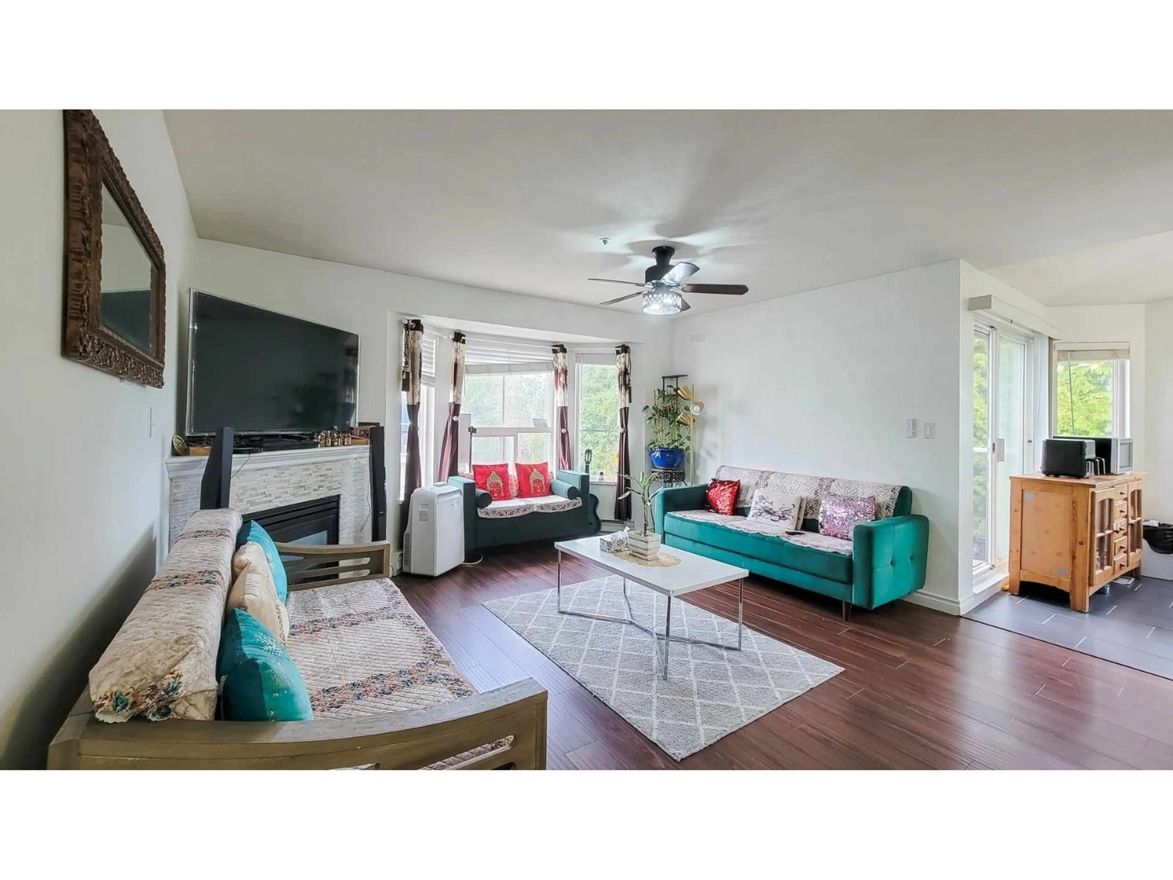 Living room with furniture, wood/laminate floor for 303 - 12769 72 AVENUE, Surrey British Columbia V3W2M7