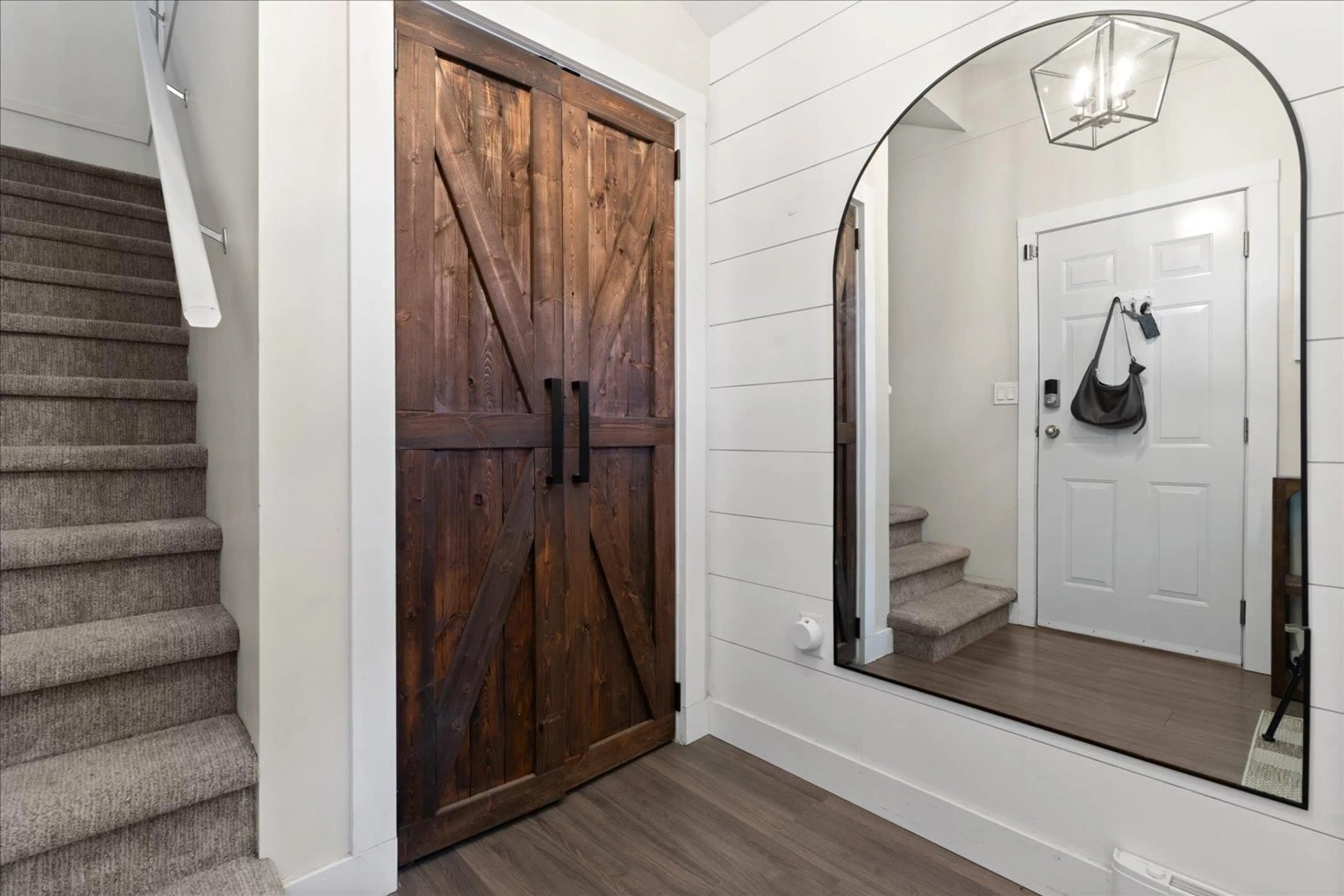 Indoor entryway for 2 - 34332 MACLURE ROAD, Abbotsford British Columbia V2S5A4