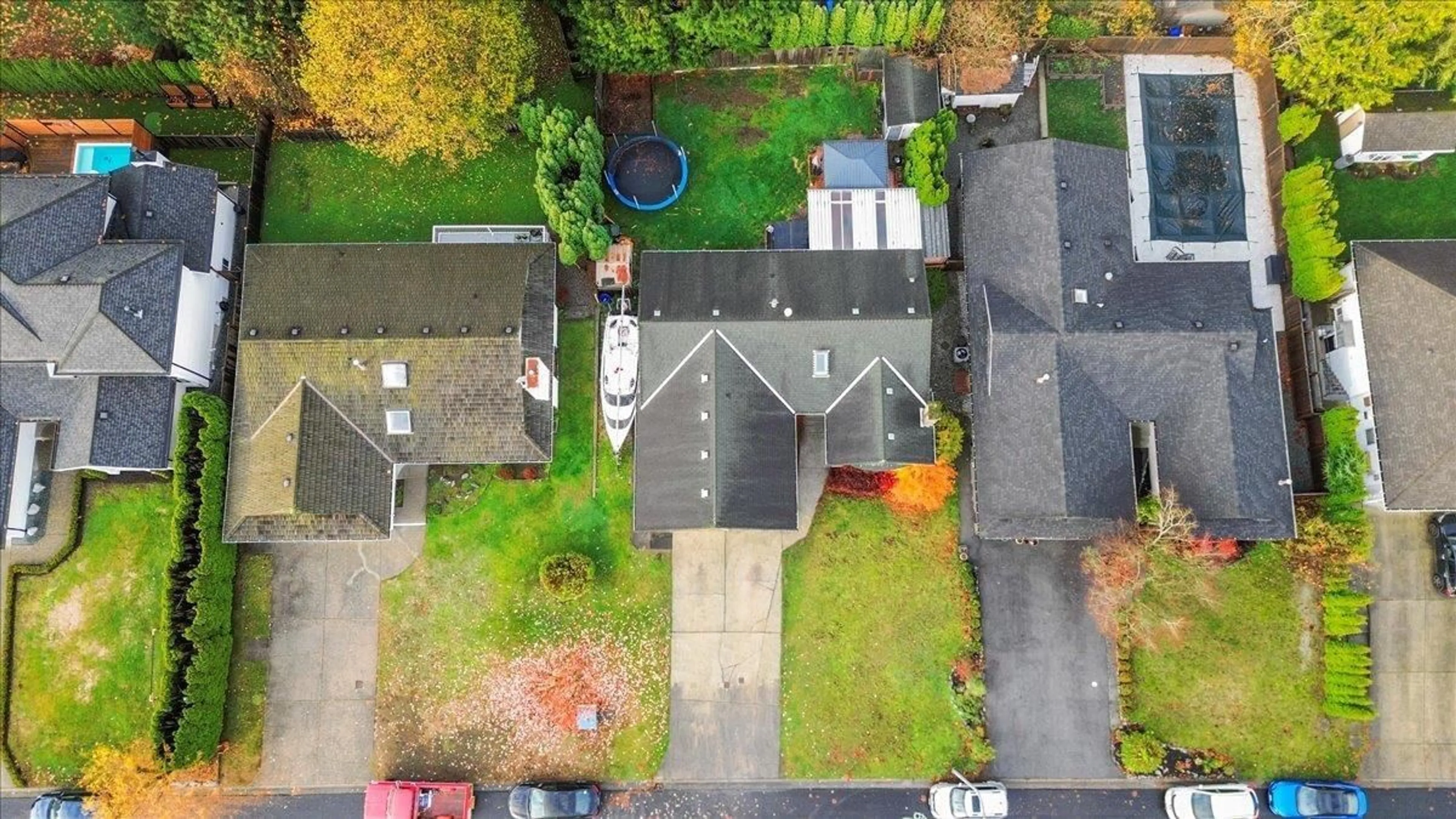 A pic from outside/outdoor area/front of a property/back of a property/a pic from drone, street for 32983 WHIDDEN AVENUE, Mission British Columbia V2V6G4