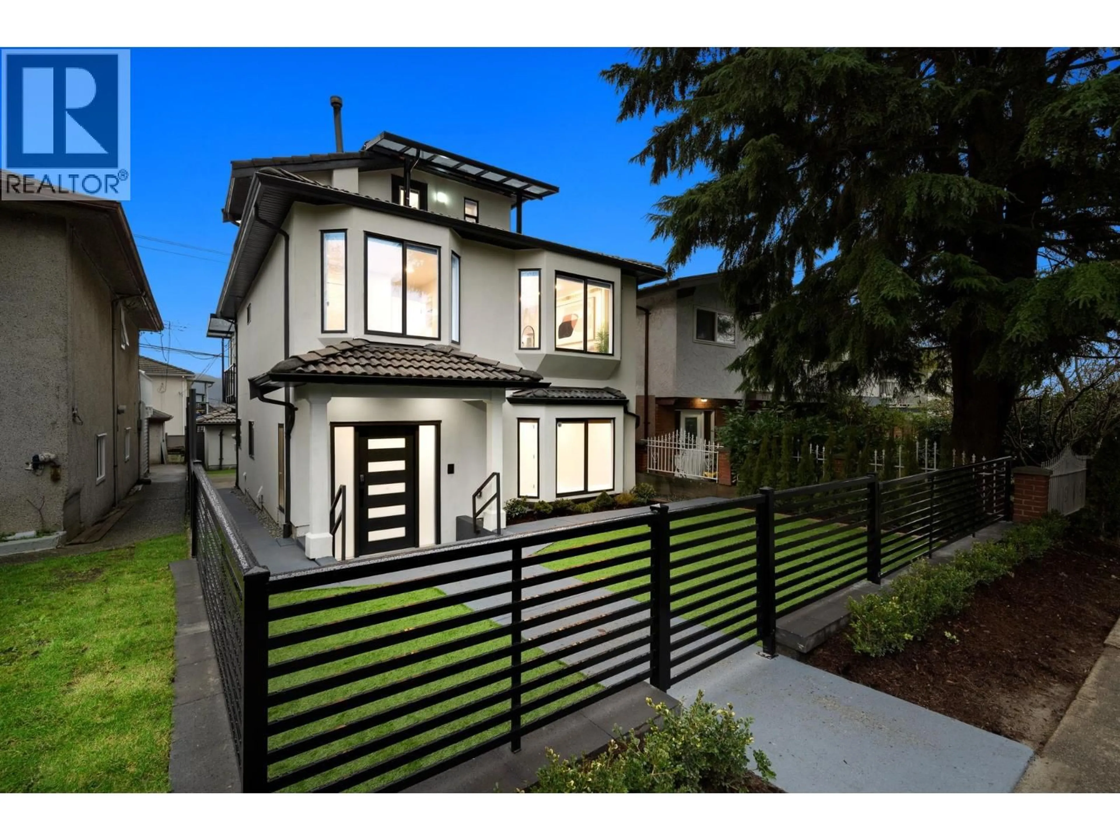 Home with vinyl exterior material, street for 1115 33RD AVENUE, Vancouver British Columbia V5V3B1