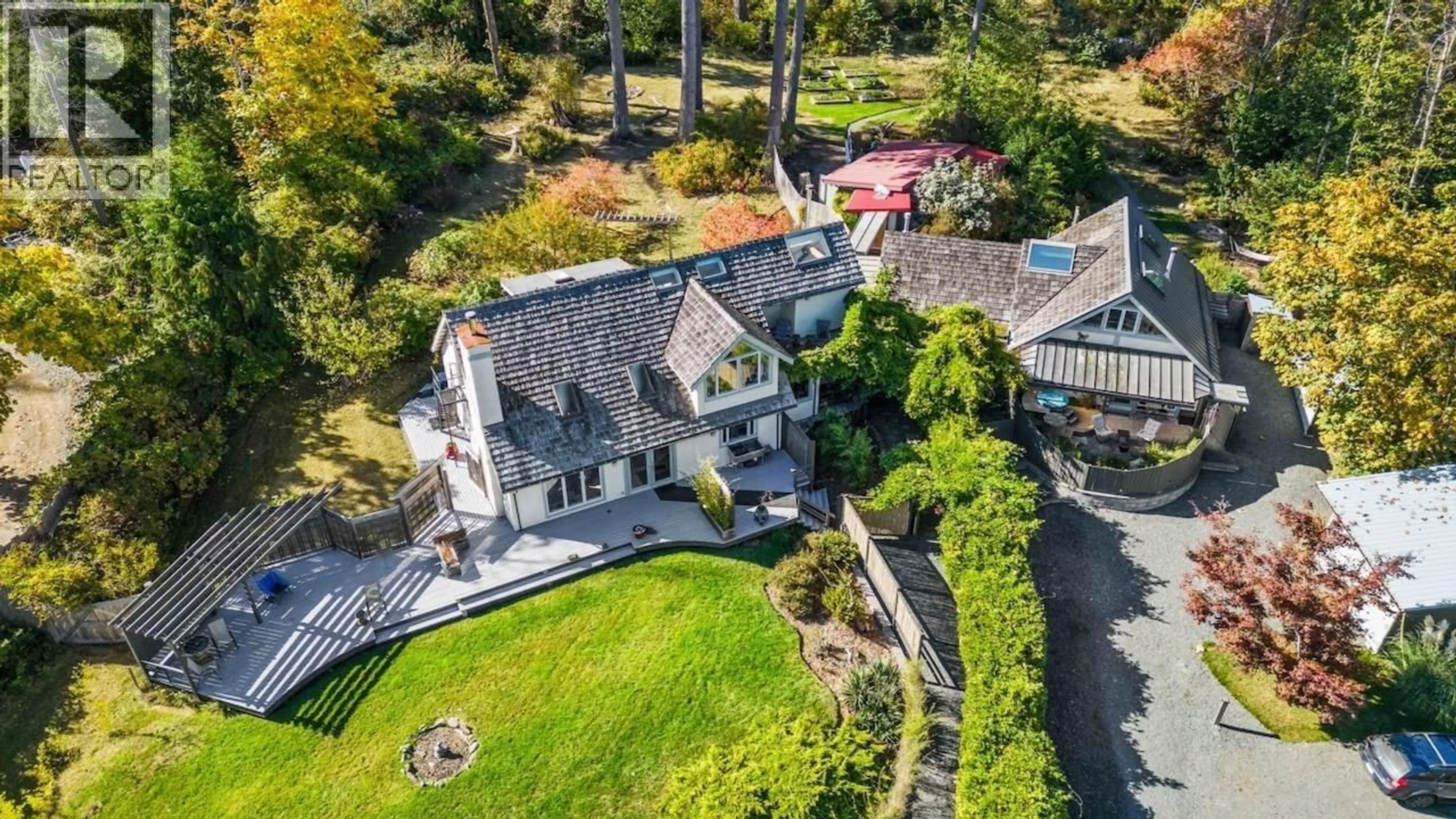 A pic from outside/outdoor area/front of a property/back of a property/a pic from drone, street for 1901 EAST ROAD, Other Islands British Columbia V0R1T0