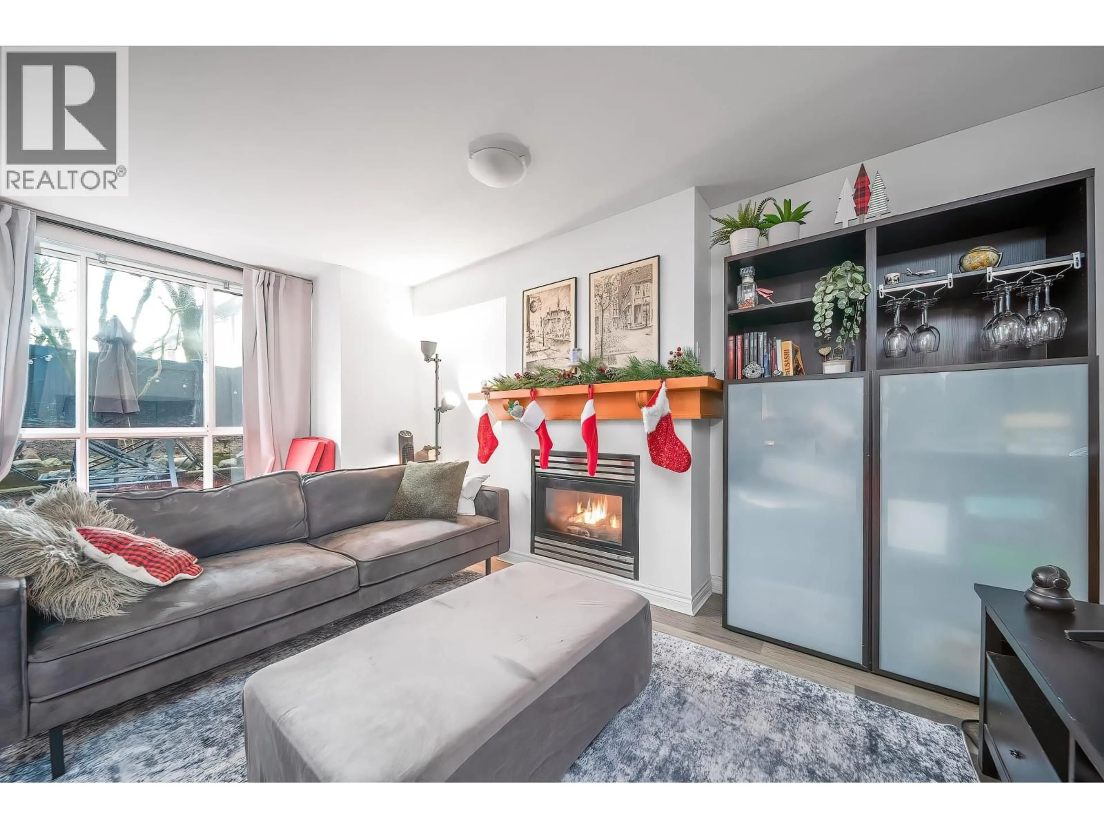 Living room with furniture, unknown for 7313 MAGNOLIA TERRACE, Burnaby British Columbia V5E4N3