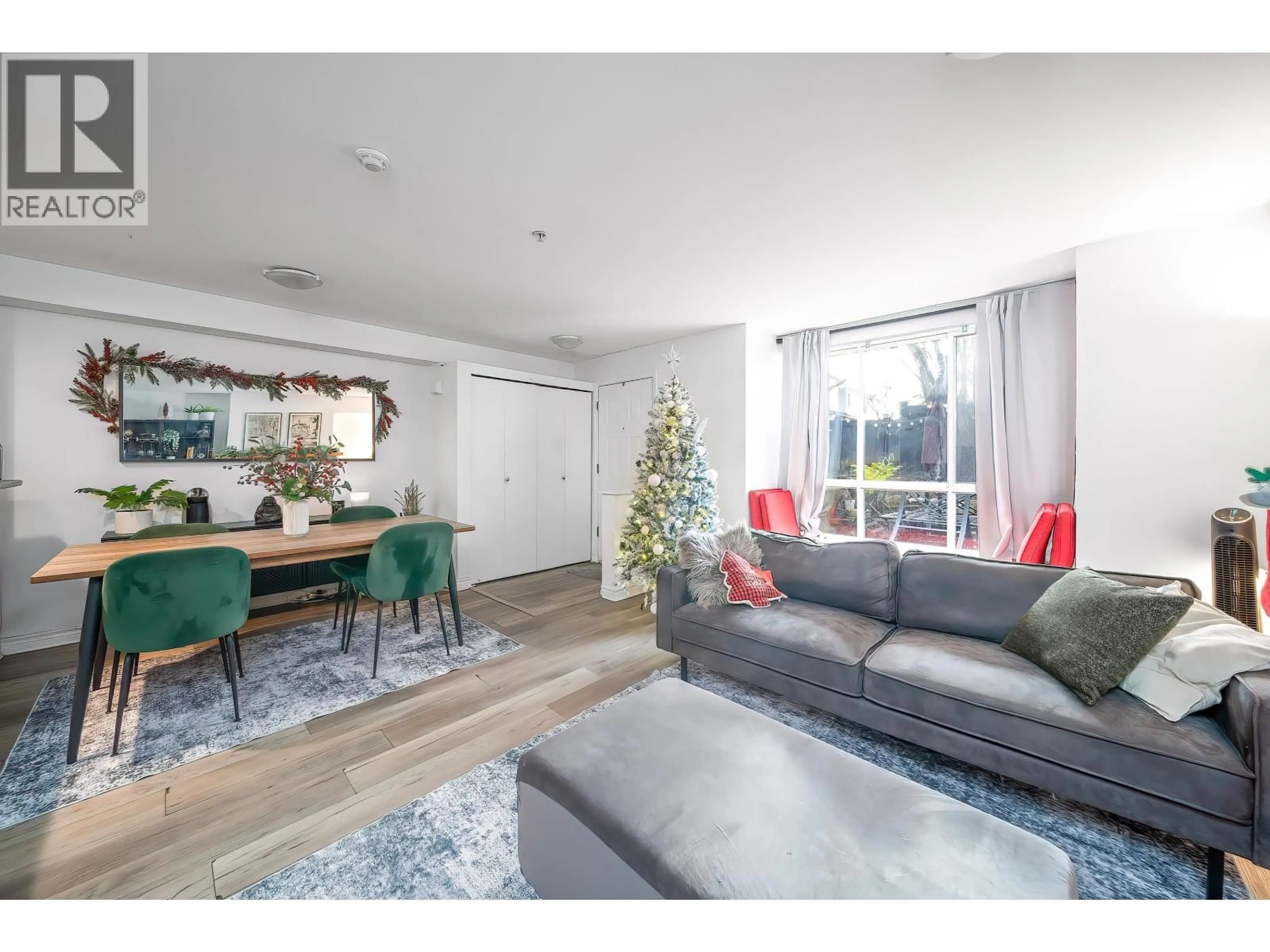 Living room with furniture, wood/laminate floor for 7313 MAGNOLIA TERRACE, Burnaby British Columbia V5E4N3