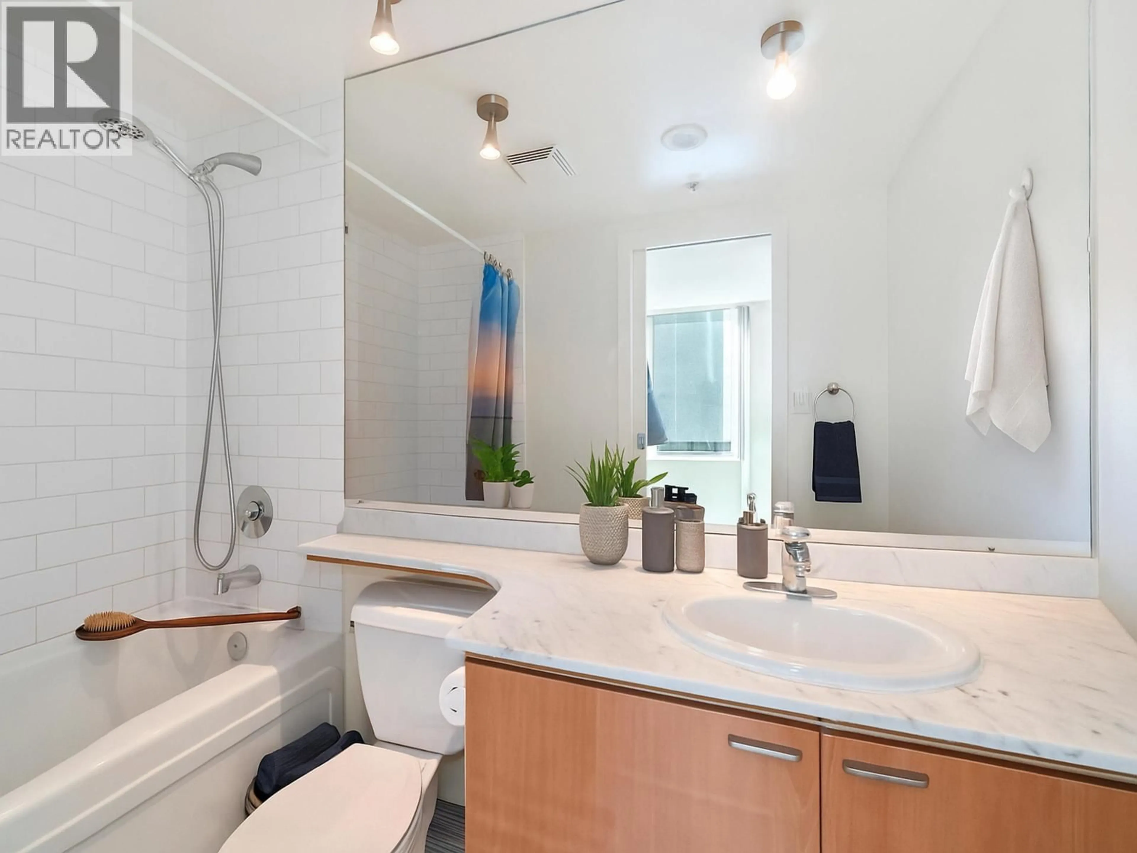 Contemporary bathroom, ceramic/tile floor for 1408 - 1288 GEORGIA STREET, Vancouver British Columbia V6E4R3