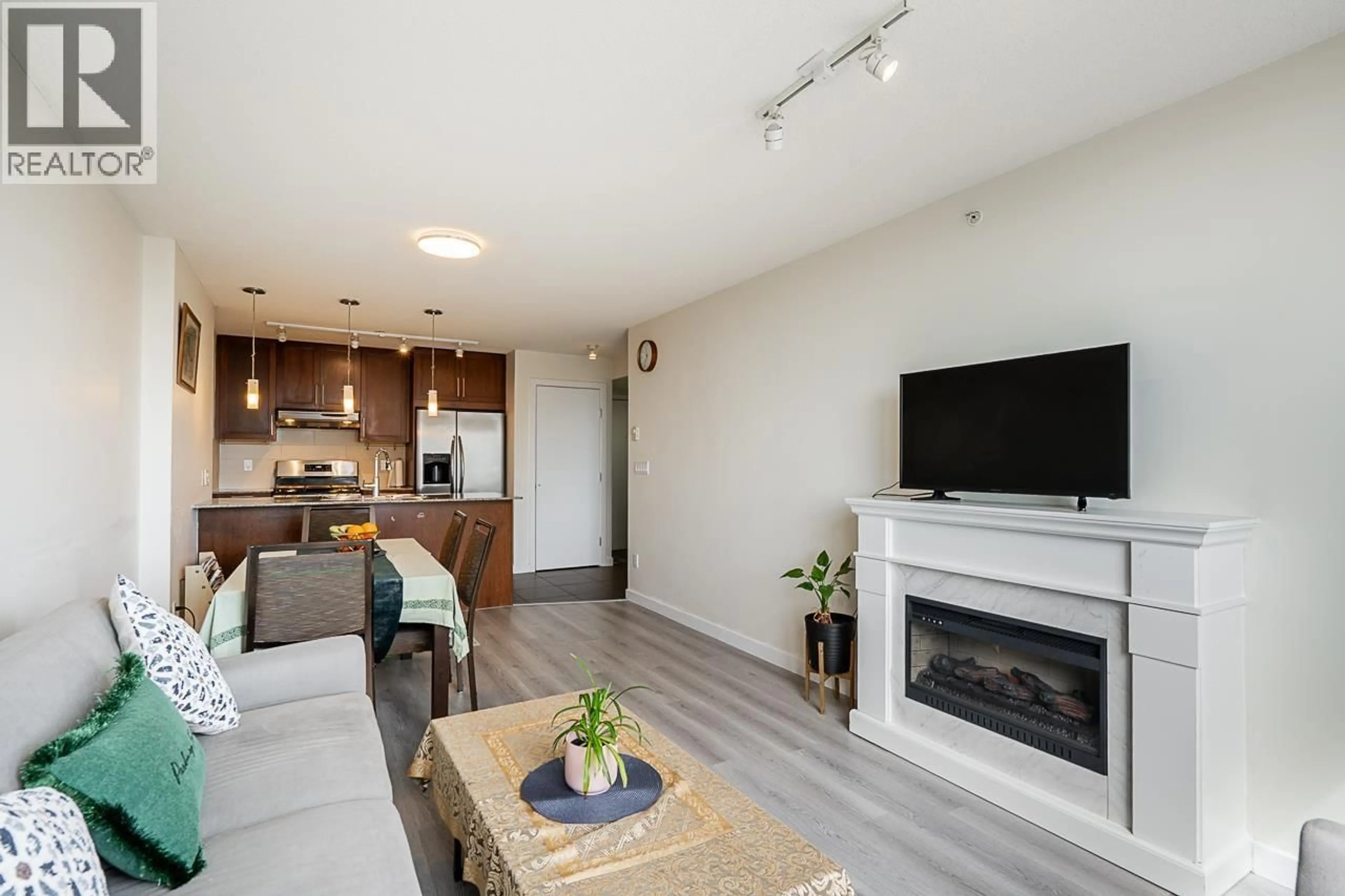 Living room with furniture, wood/laminate floor for 2301 - 7088 SALISBURY AVENUE, Burnaby British Columbia V5E0A4