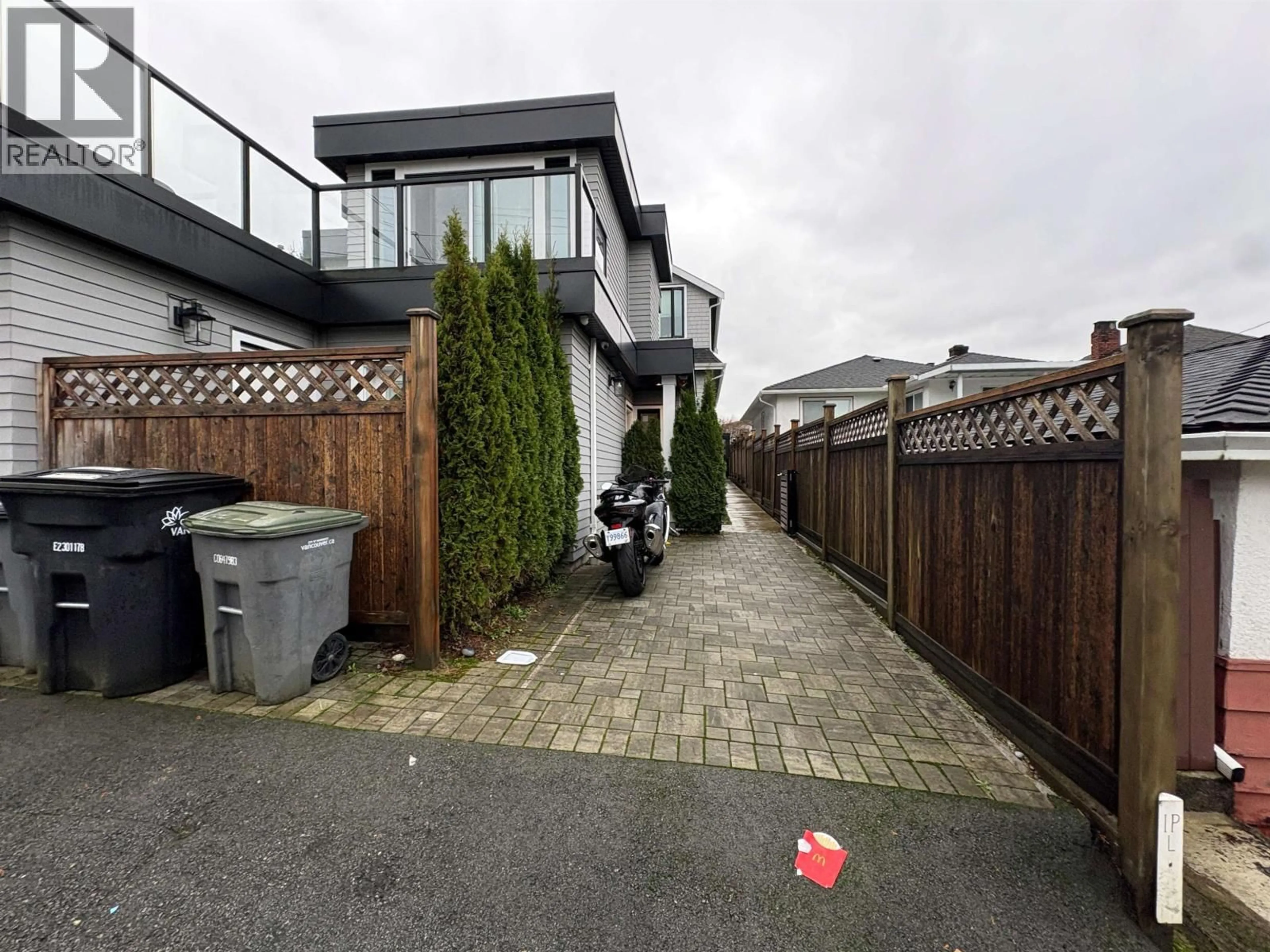 A pic from outside/outdoor area/front of a property/back of a property/a pic from drone, street for 3429 DUNDAS STREET, Vancouver British Columbia V5K1R9