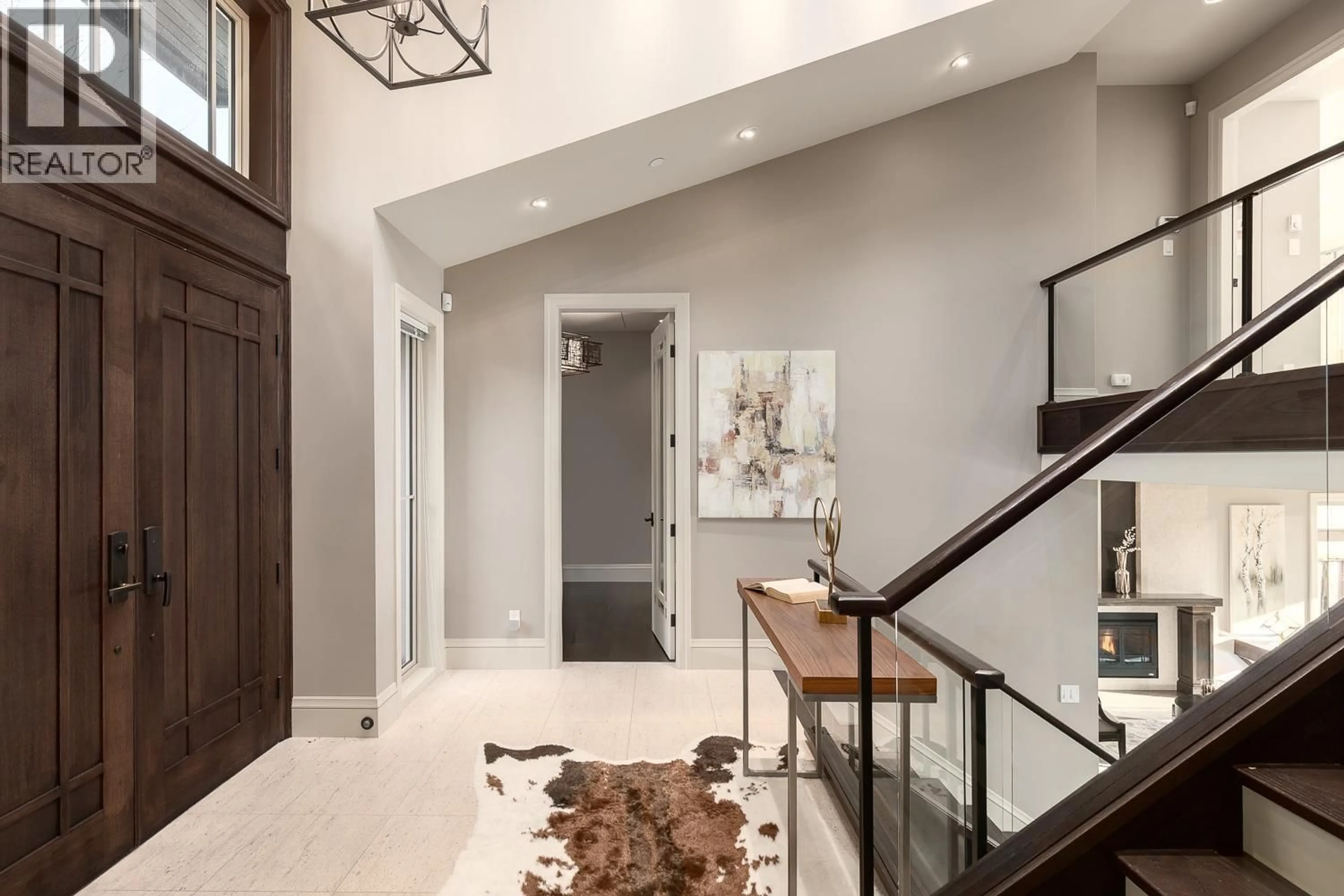 Indoor entryway for 2566 MARINE DRIVE, West Vancouver British Columbia V7V1L4