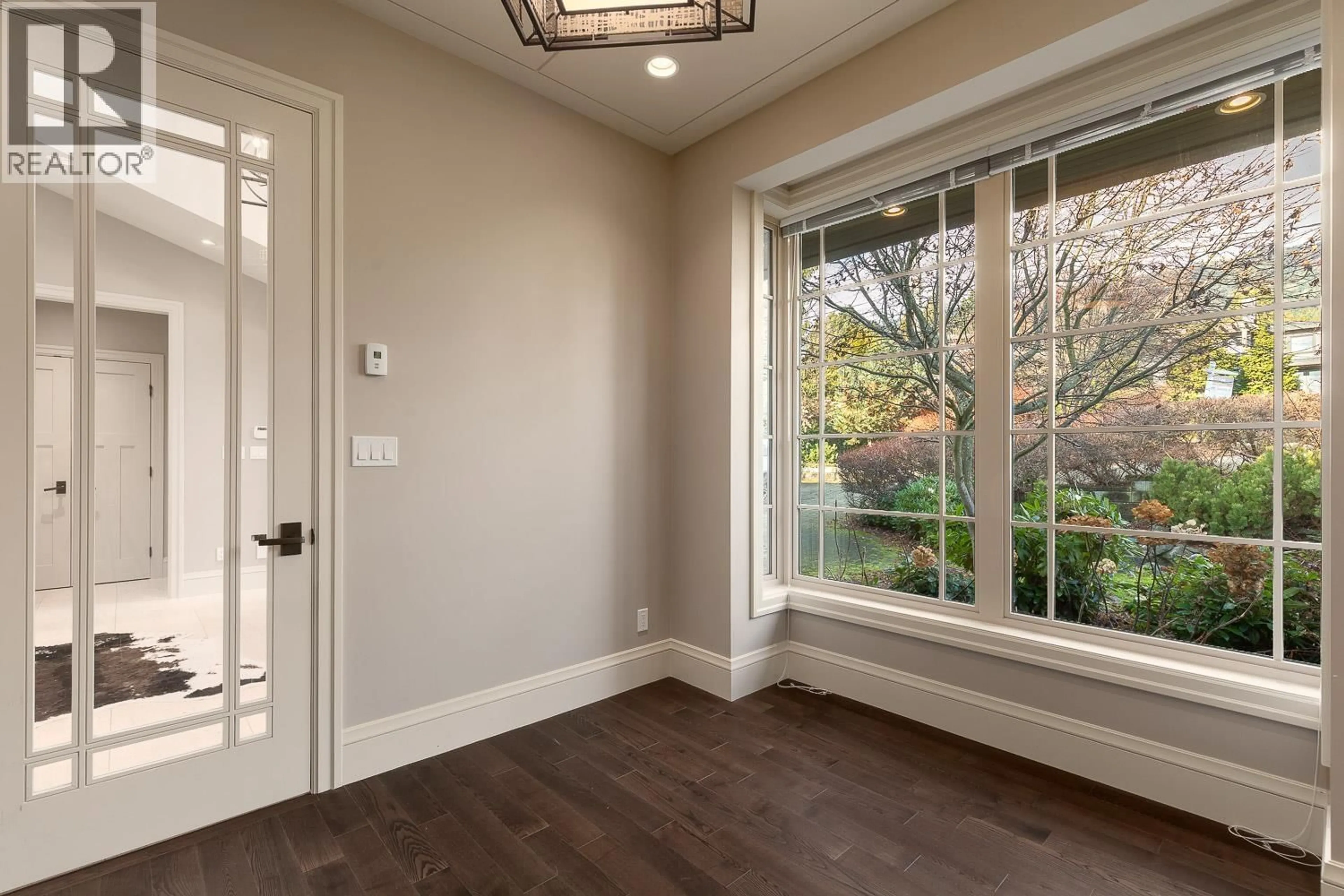 Indoor entryway for 2566 MARINE DRIVE, West Vancouver British Columbia V7V1L4