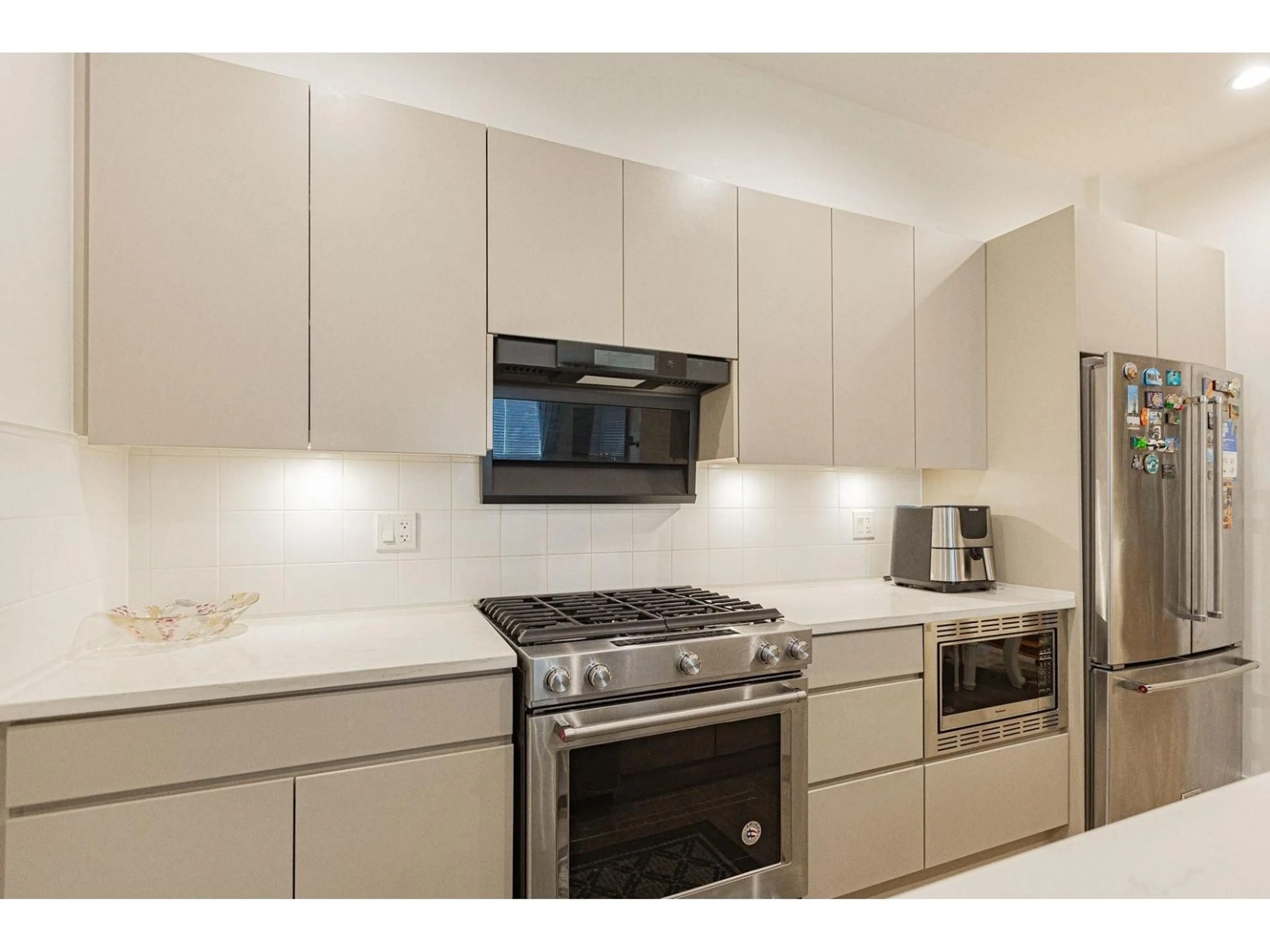 Standard kitchen, unknown for 152 - 16433 19 AVENUE, Surrey British Columbia V3Z0Z1