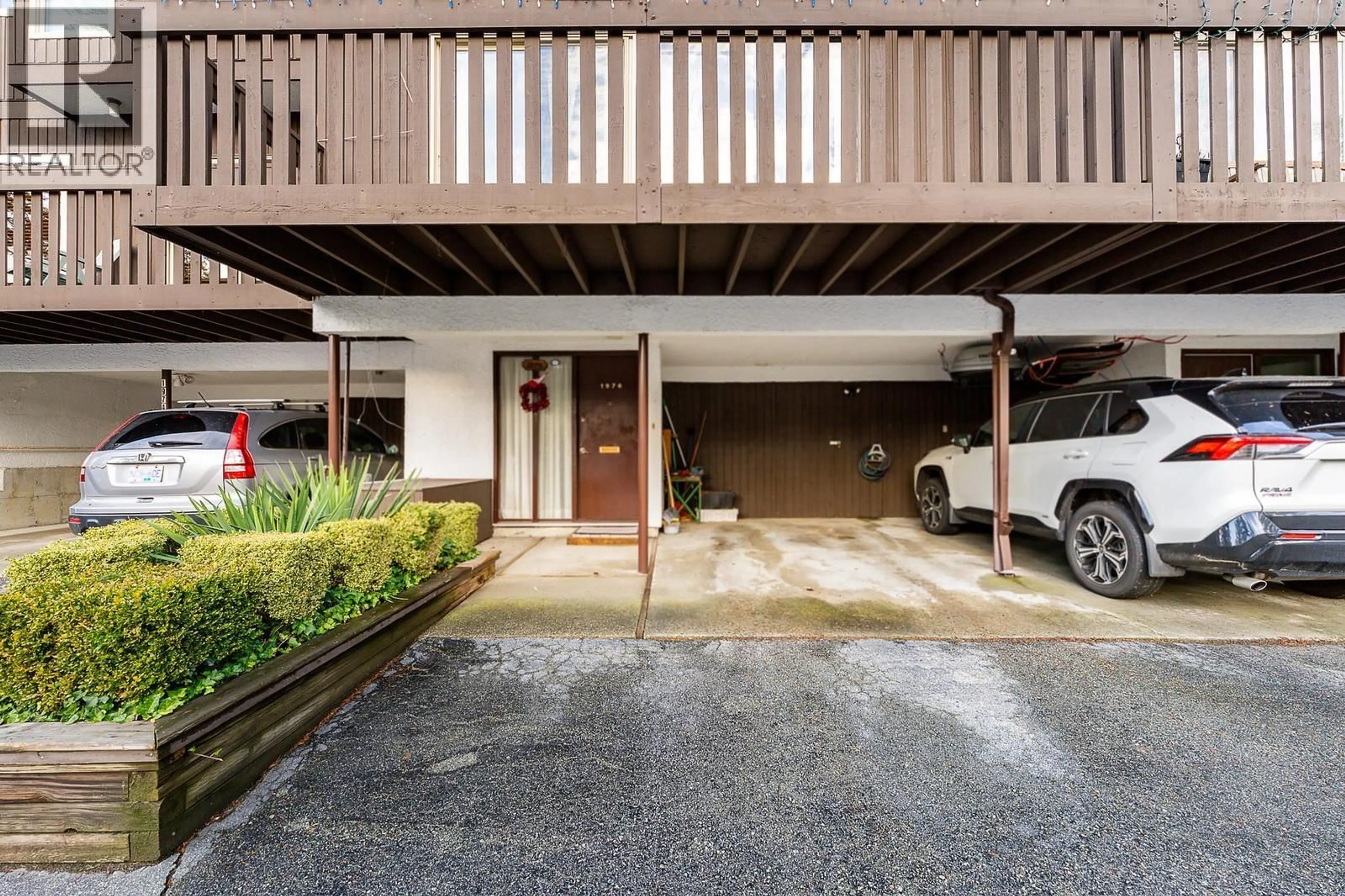 Indoor foyer for 1976 PURCELL WAY, North Vancouver British Columbia V7J3K3