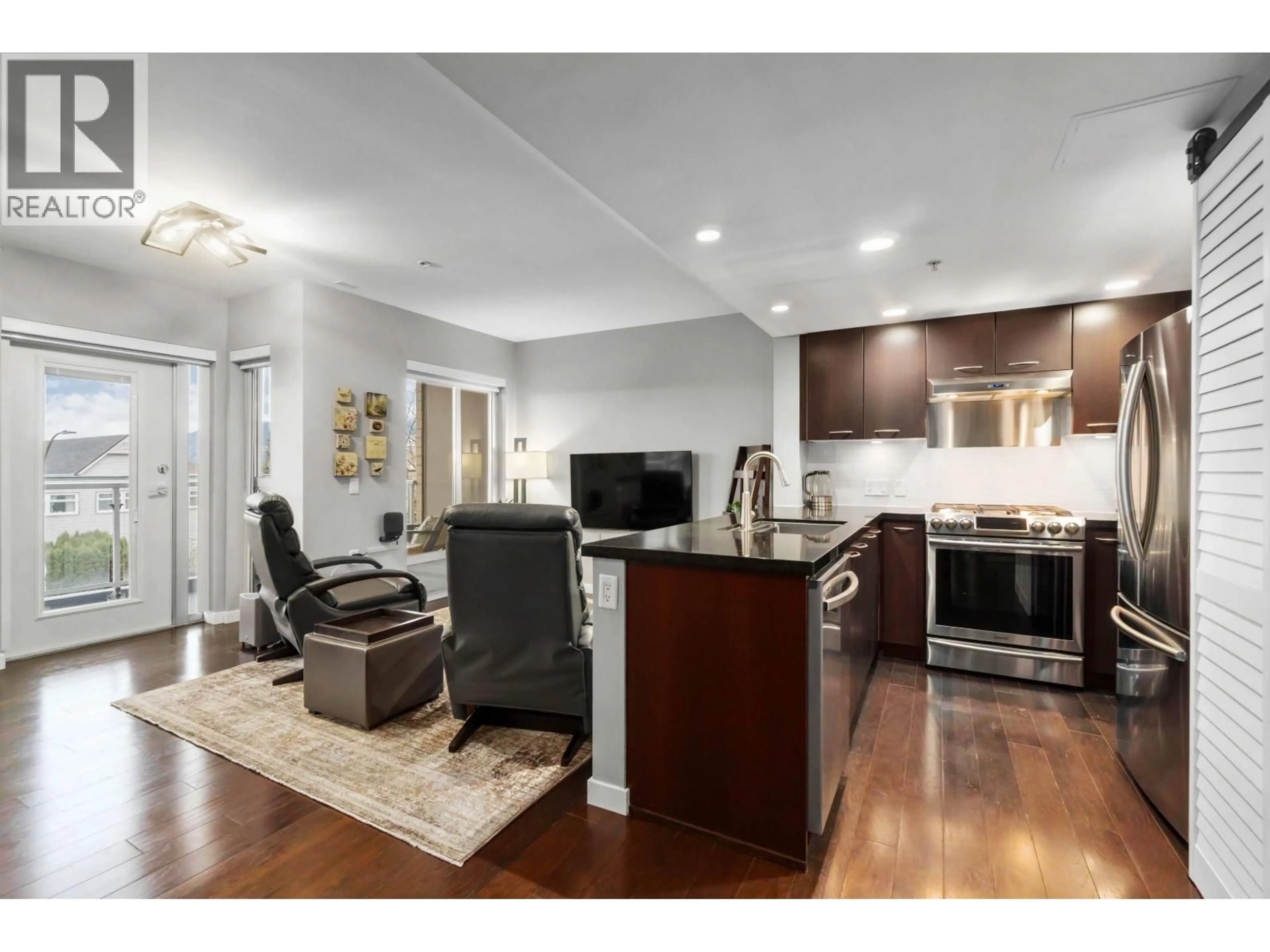 Open concept kitchen, wood/laminate floor for 213 - 1288 CHESTERFIELD AVENUE, North Vancouver British Columbia V7M0B1