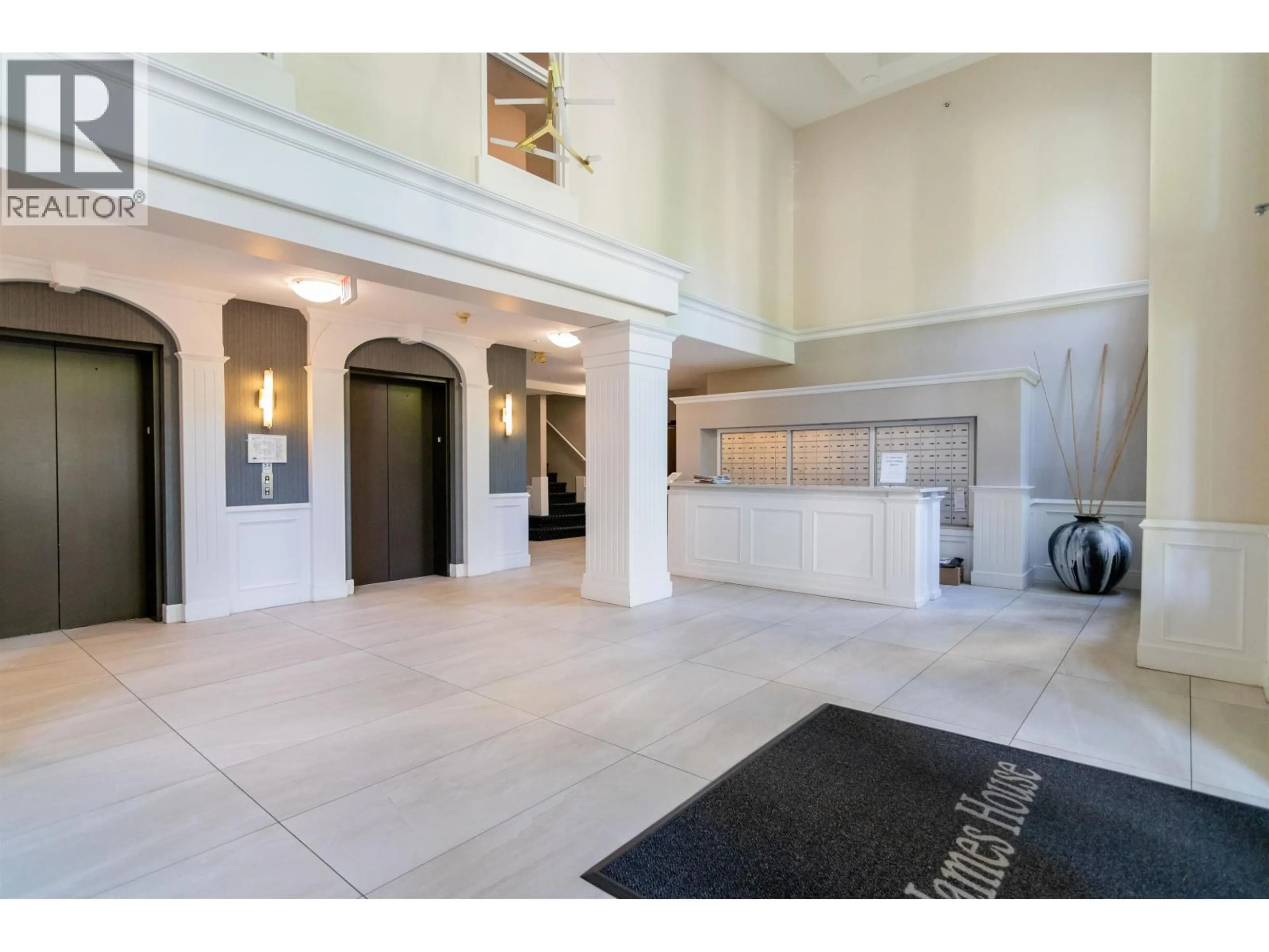 Indoor foyer for 427 - 5835 HAMPTON PLACE, Vancouver British Columbia V6T2G2