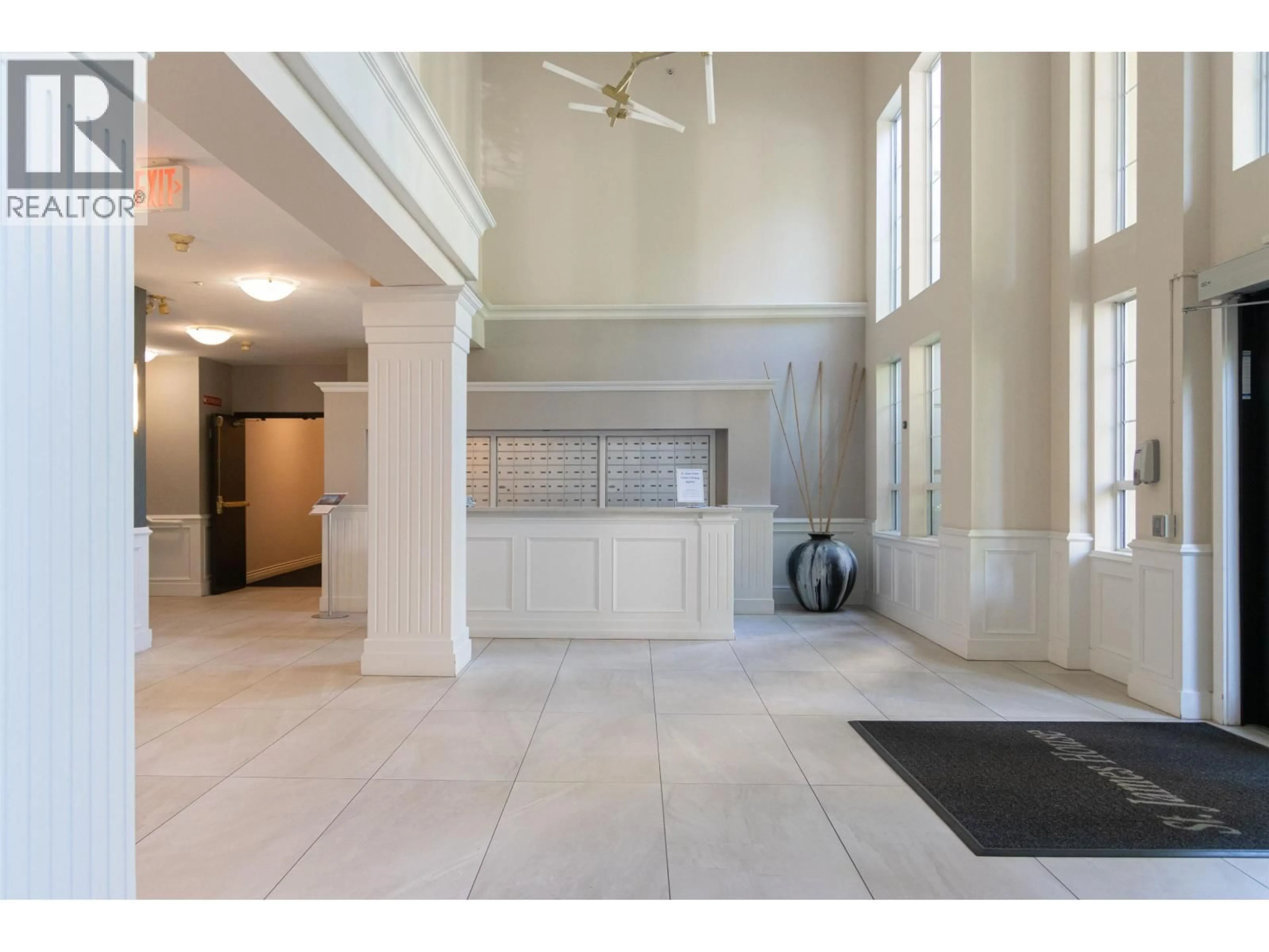 Indoor foyer for 427 - 5835 HAMPTON PLACE, Vancouver British Columbia V6T2G2