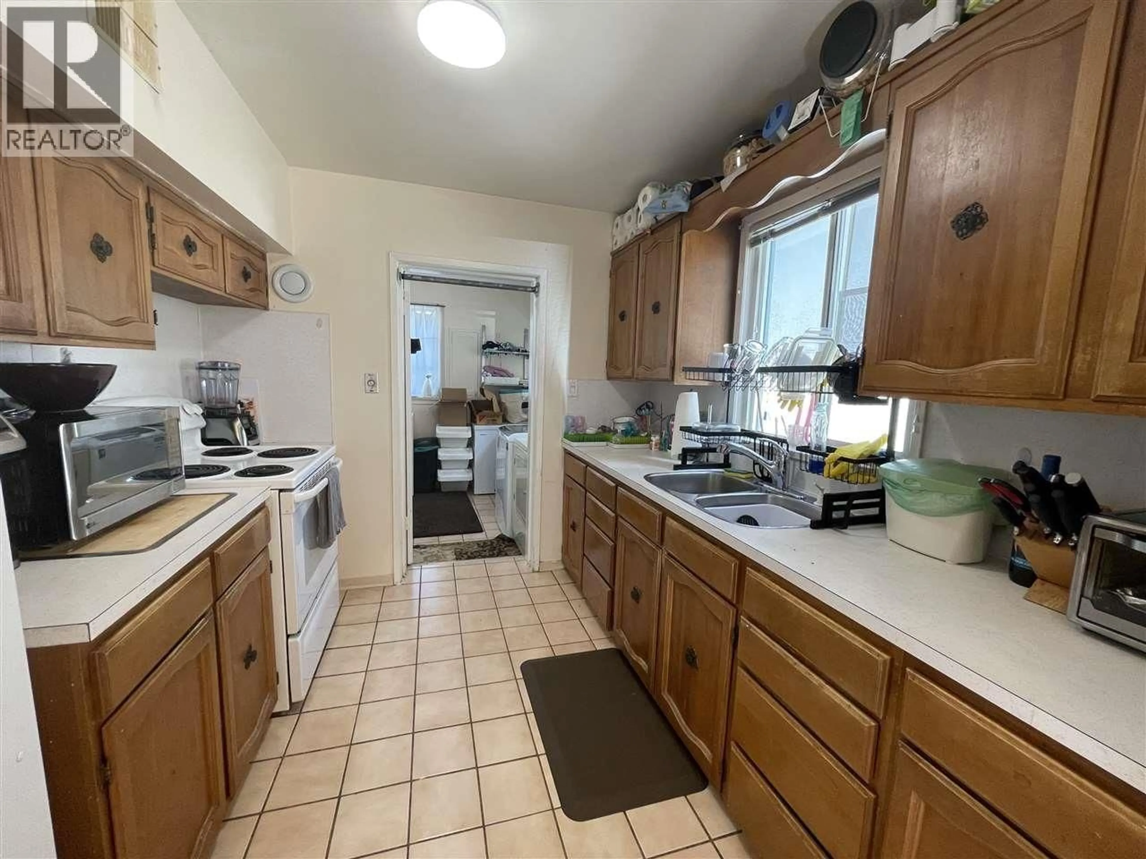 Standard kitchen, unknown for 88 48TH AVENUE, Vancouver British Columbia V5Y2Y4