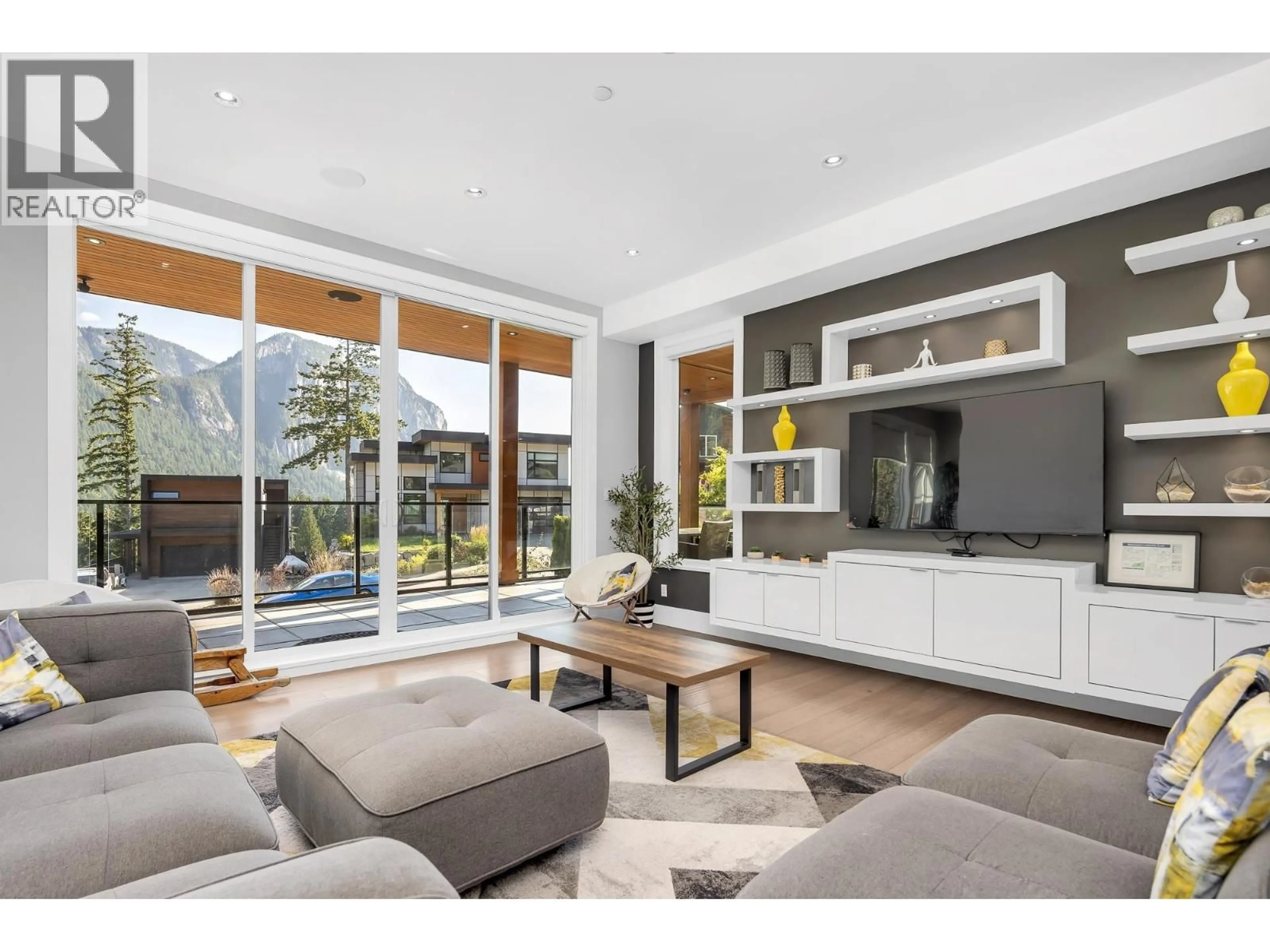 Living room with furniture, unknown for 2213 WINDSAIL PLACE, Squamish British Columbia V8B0T6