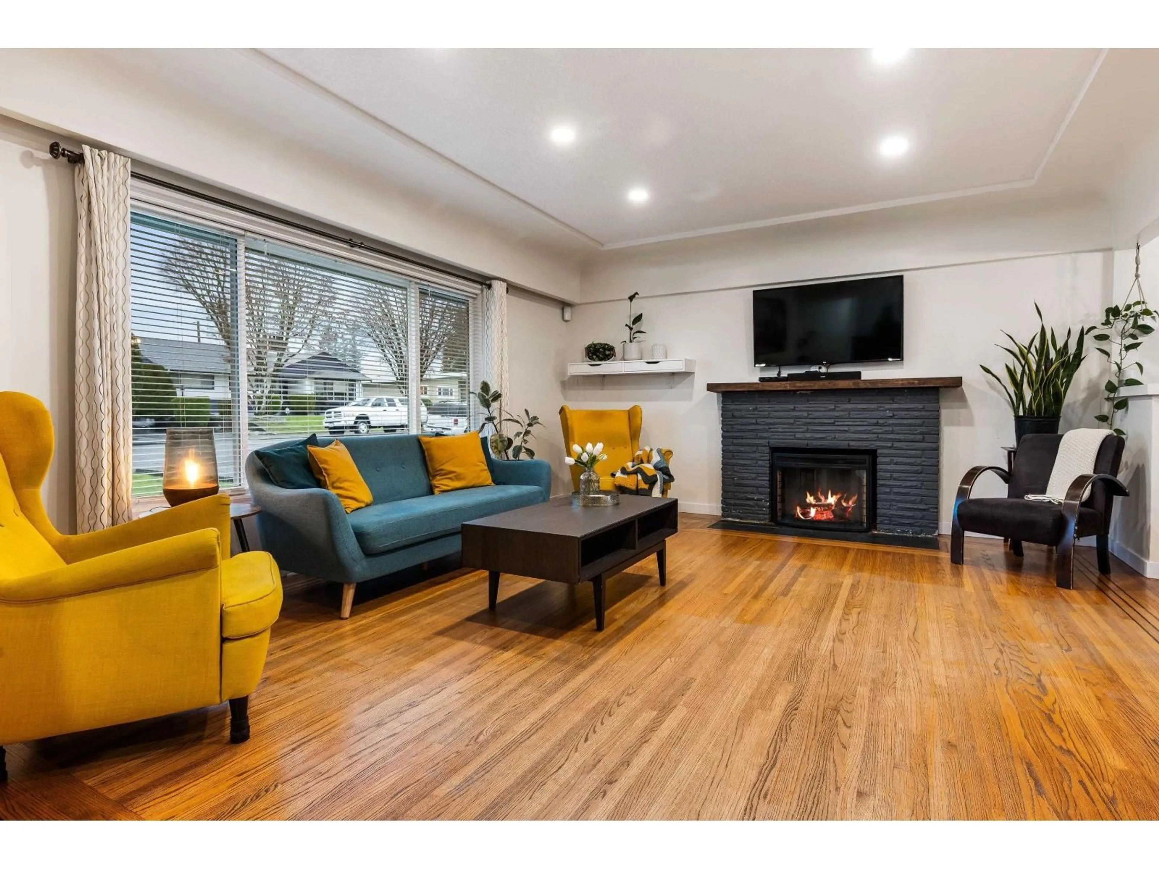 Living room with furniture, wood/laminate floor for 9776 HEATHER STREET, Chilliwack British Columbia V2P5M6