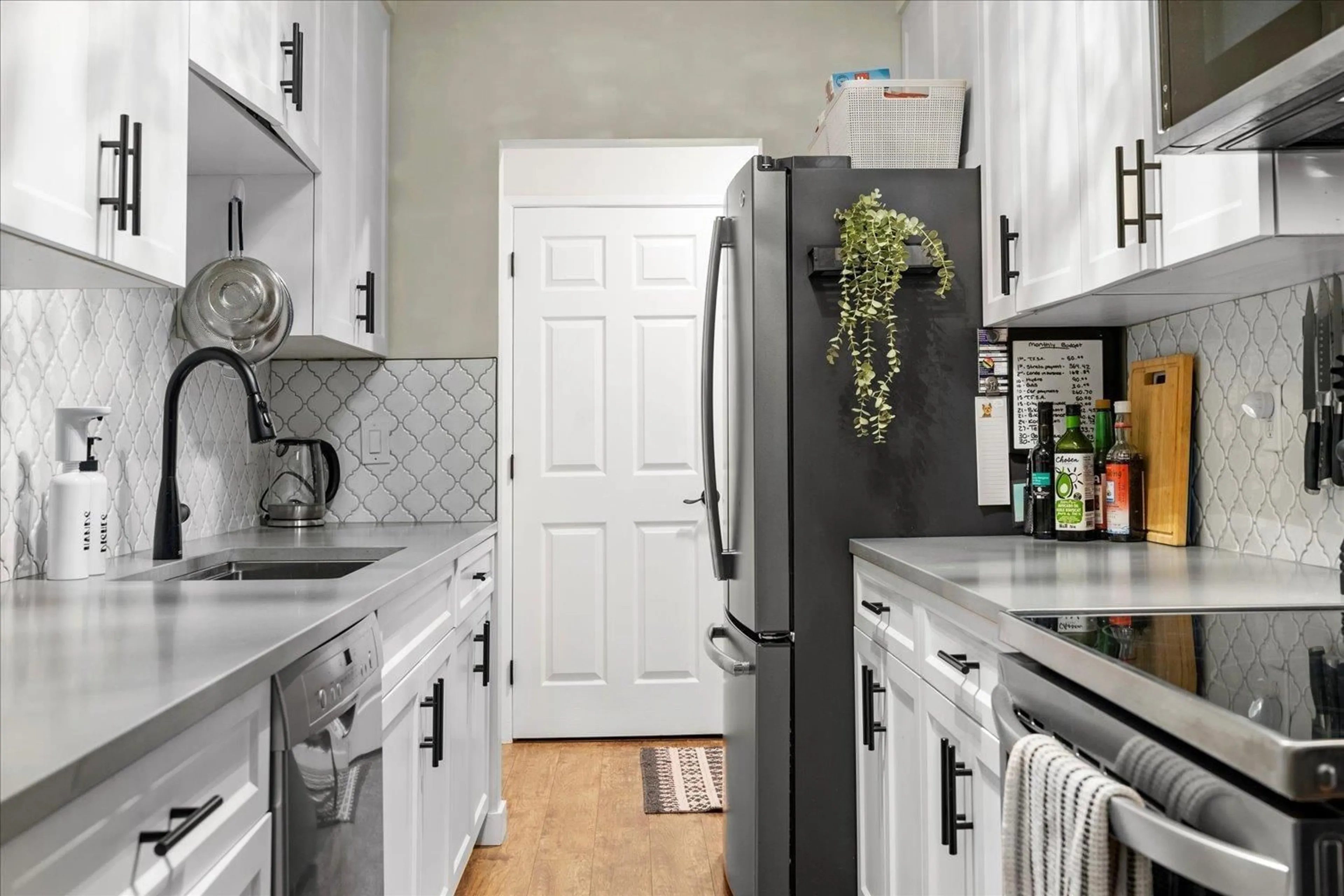 Standard kitchen, ceramic/tile floor for 209 - 46210 CHILLIWACK CENTRAL ROAD, Chilliwack British Columbia V2P1J8