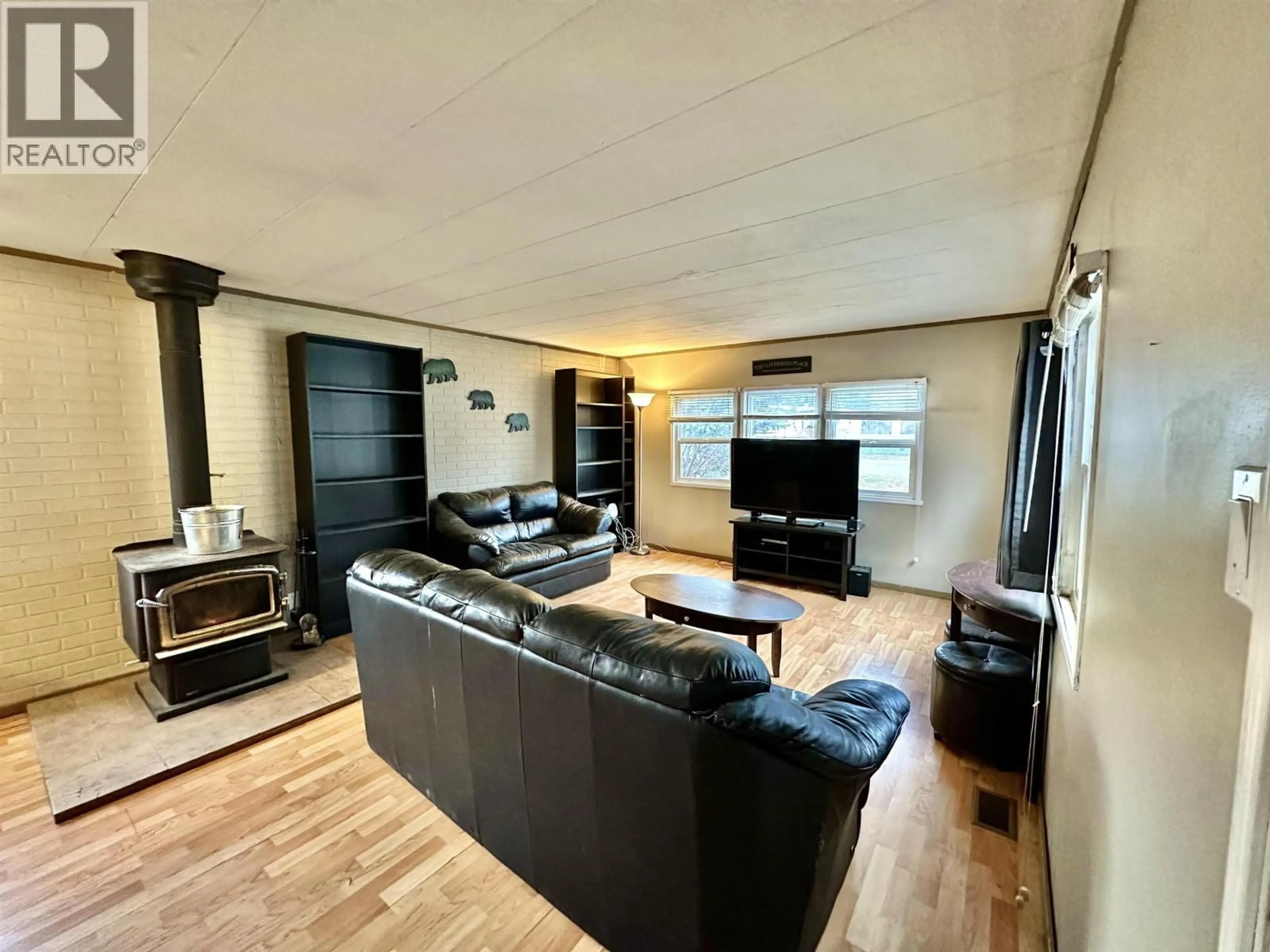 Living room with furniture, wood/laminate floor for 1089 14TH AVENUE, Valemount British Columbia V0E2Z0