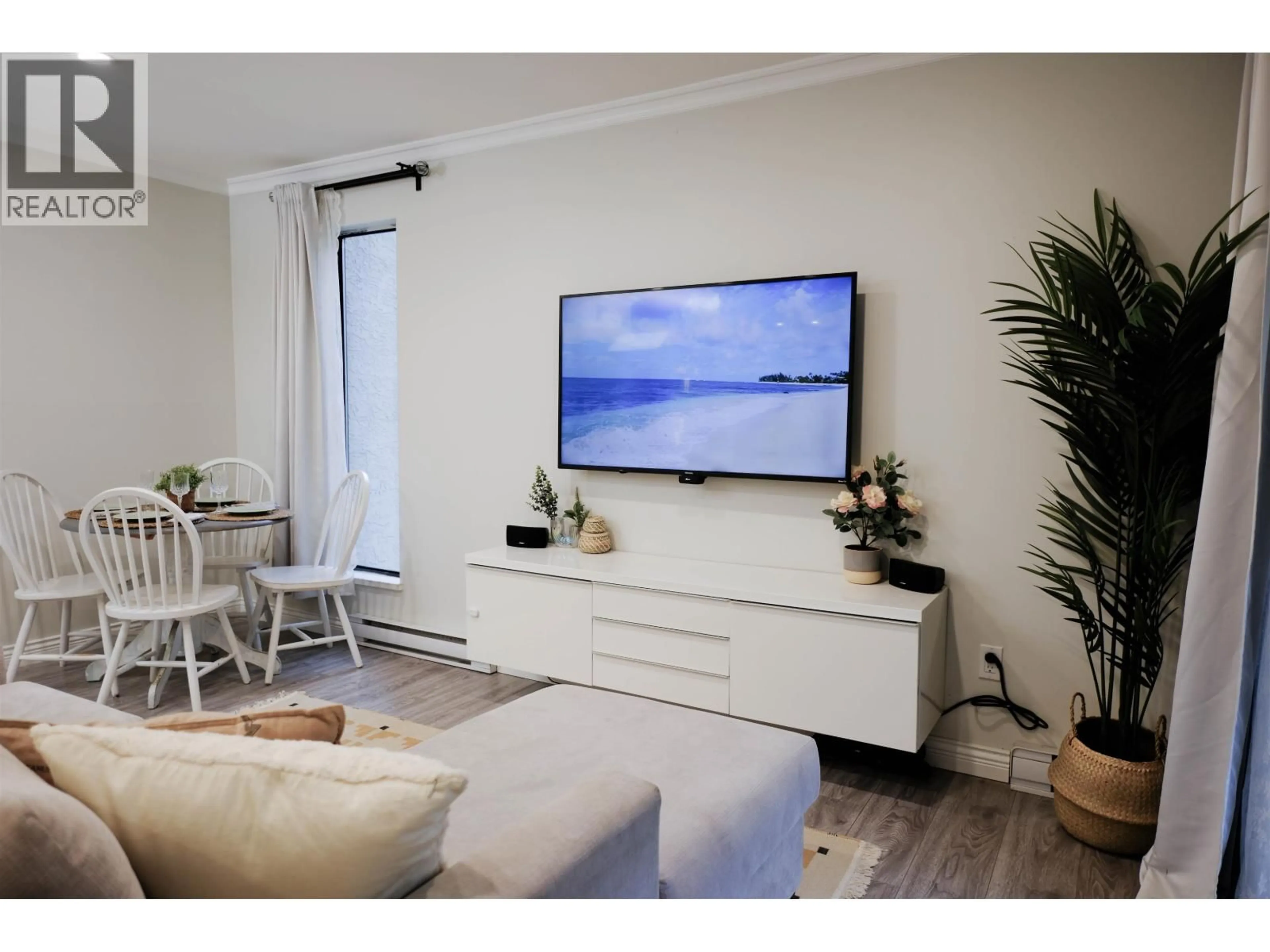 Living room with furniture, wood/laminate floor for 19 - 365 GINGER DRIVE, New Westminster British Columbia V3M6W3