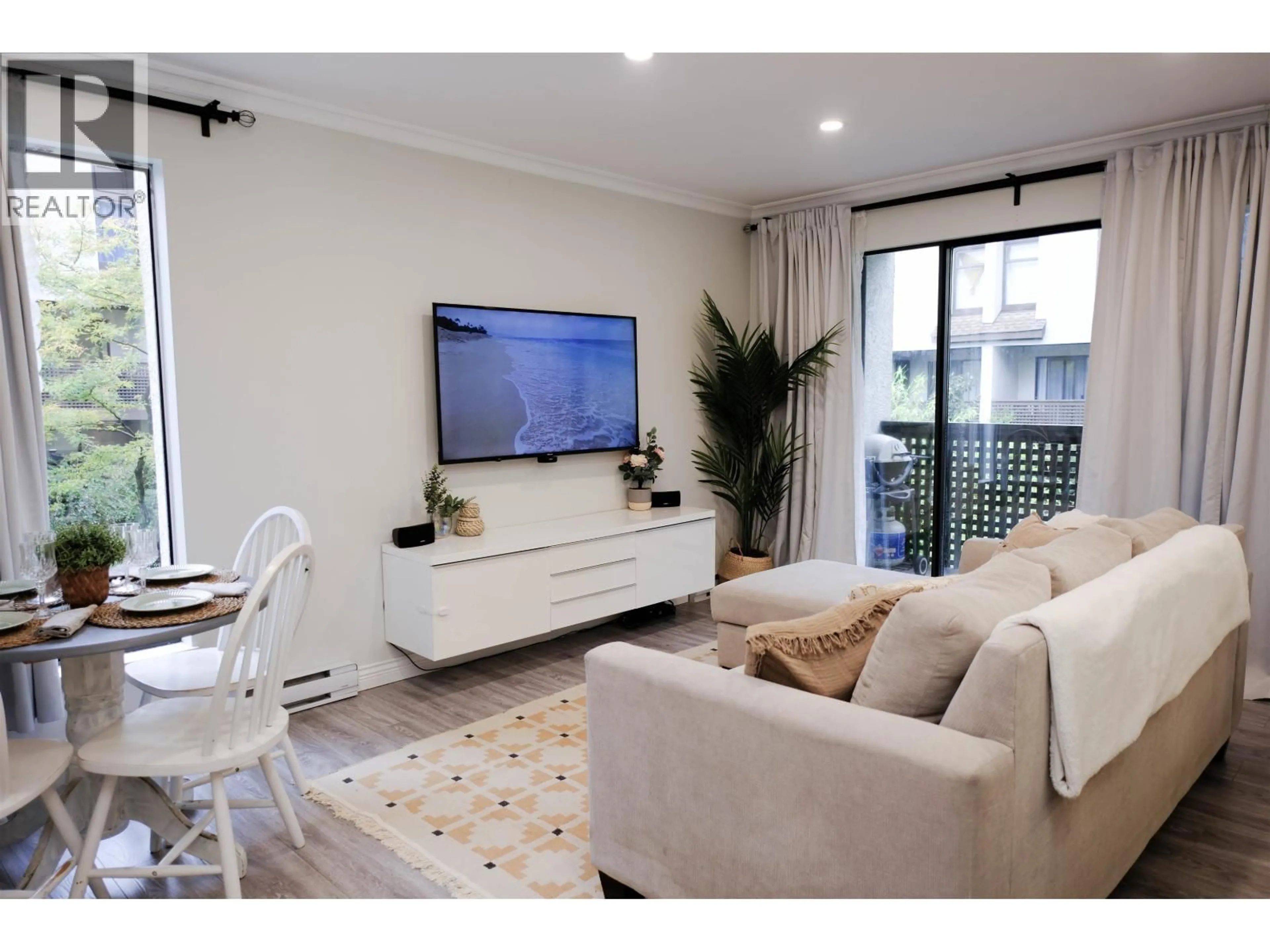 Living room with furniture, wood/laminate floor for 19 - 365 GINGER DRIVE, New Westminster British Columbia V3M6W3