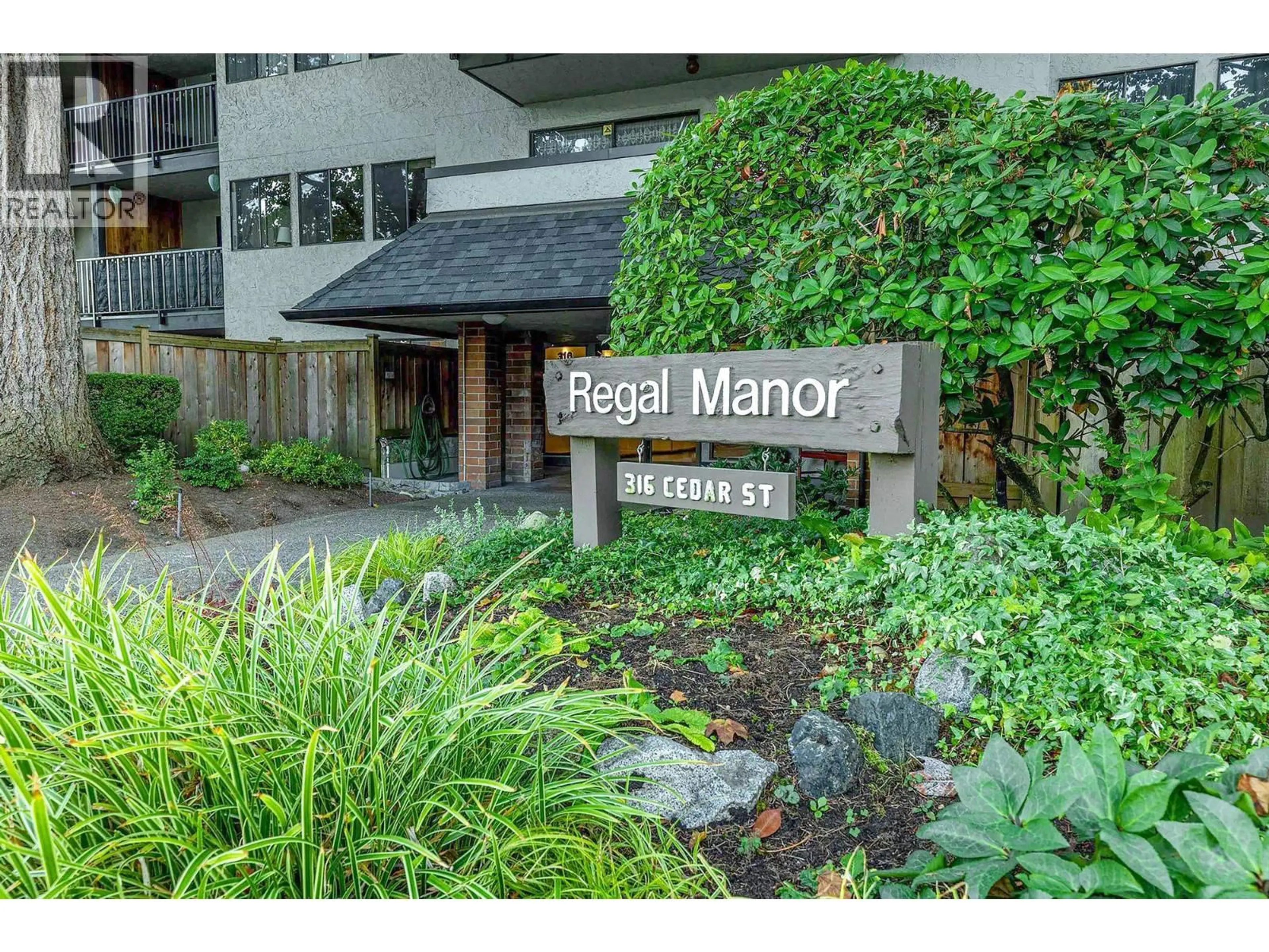 Indoor entryway for 206 - 316 CEDAR STREET, New Westminster British Columbia V3L3P1