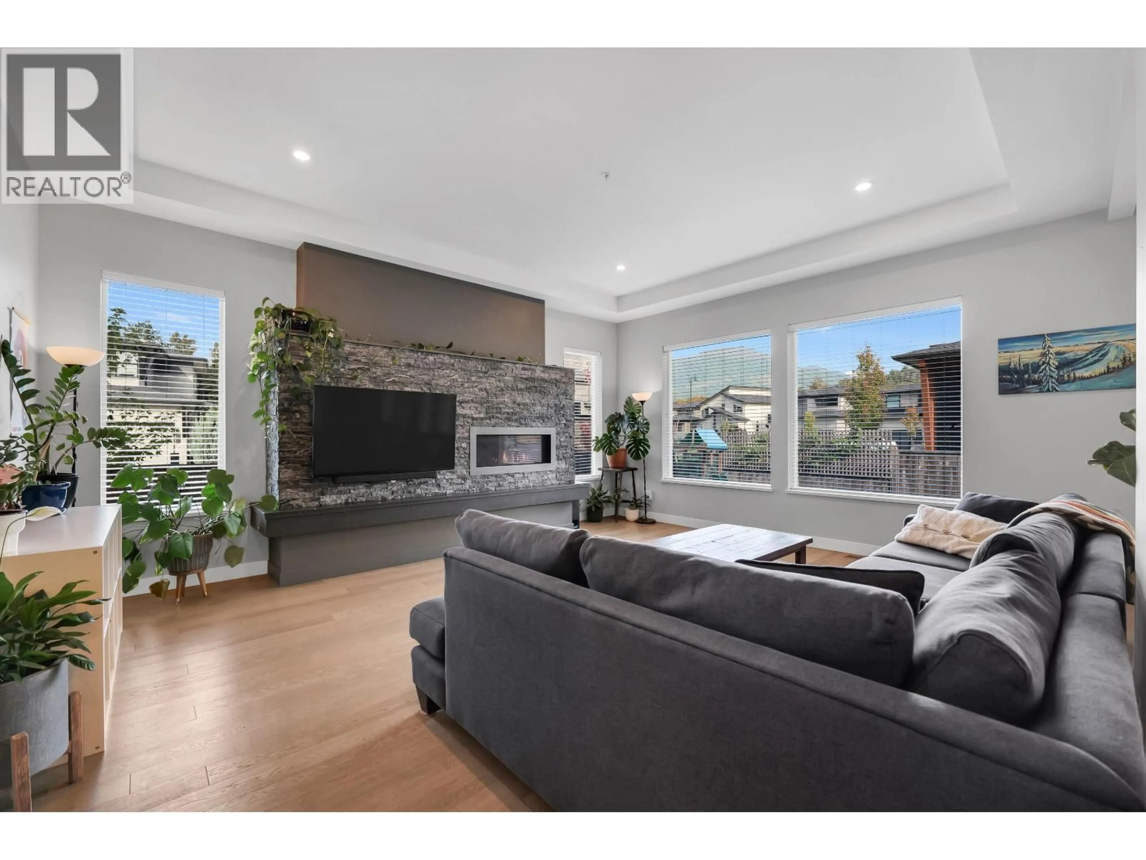 Living room with furniture, unknown for 39262 FALCON CRESCENT, Squamish British Columbia V8B0V8